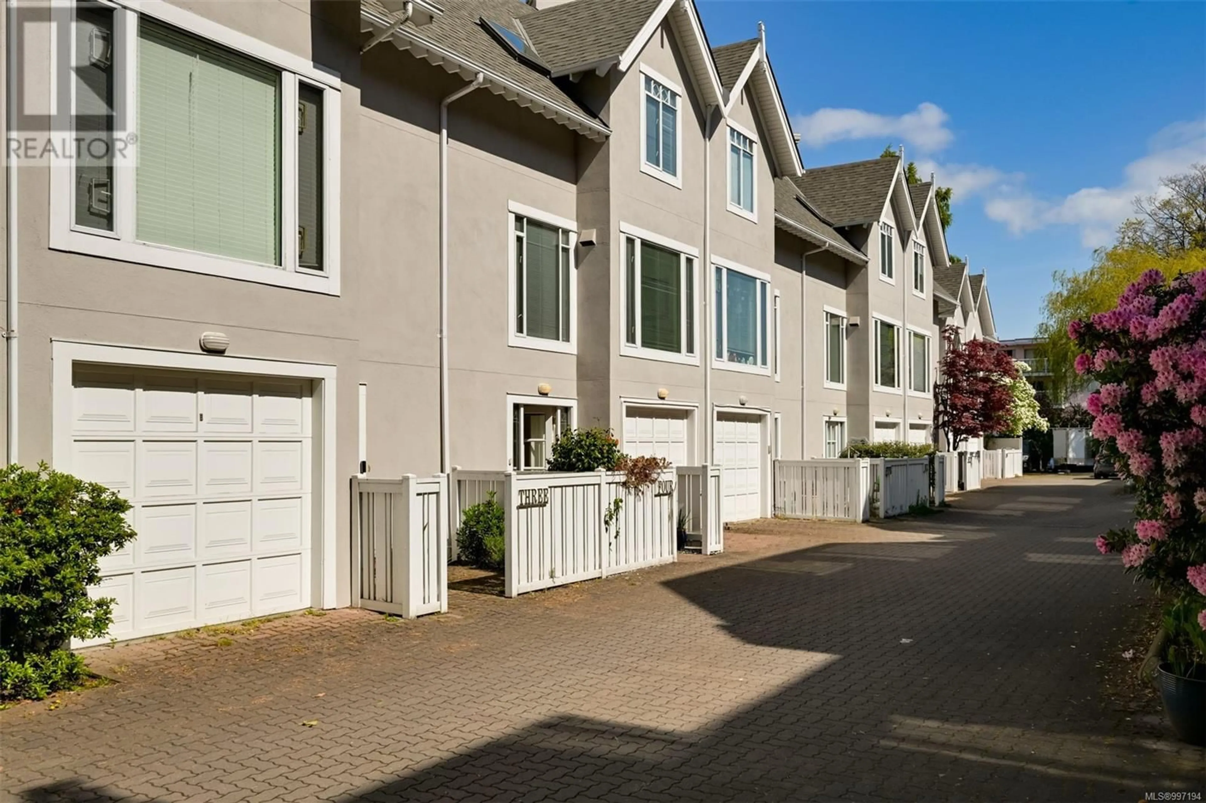 Home with vinyl exterior material, street for 4 - 356 SIMCOE STREET, Victoria British Columbia V8V1L1
