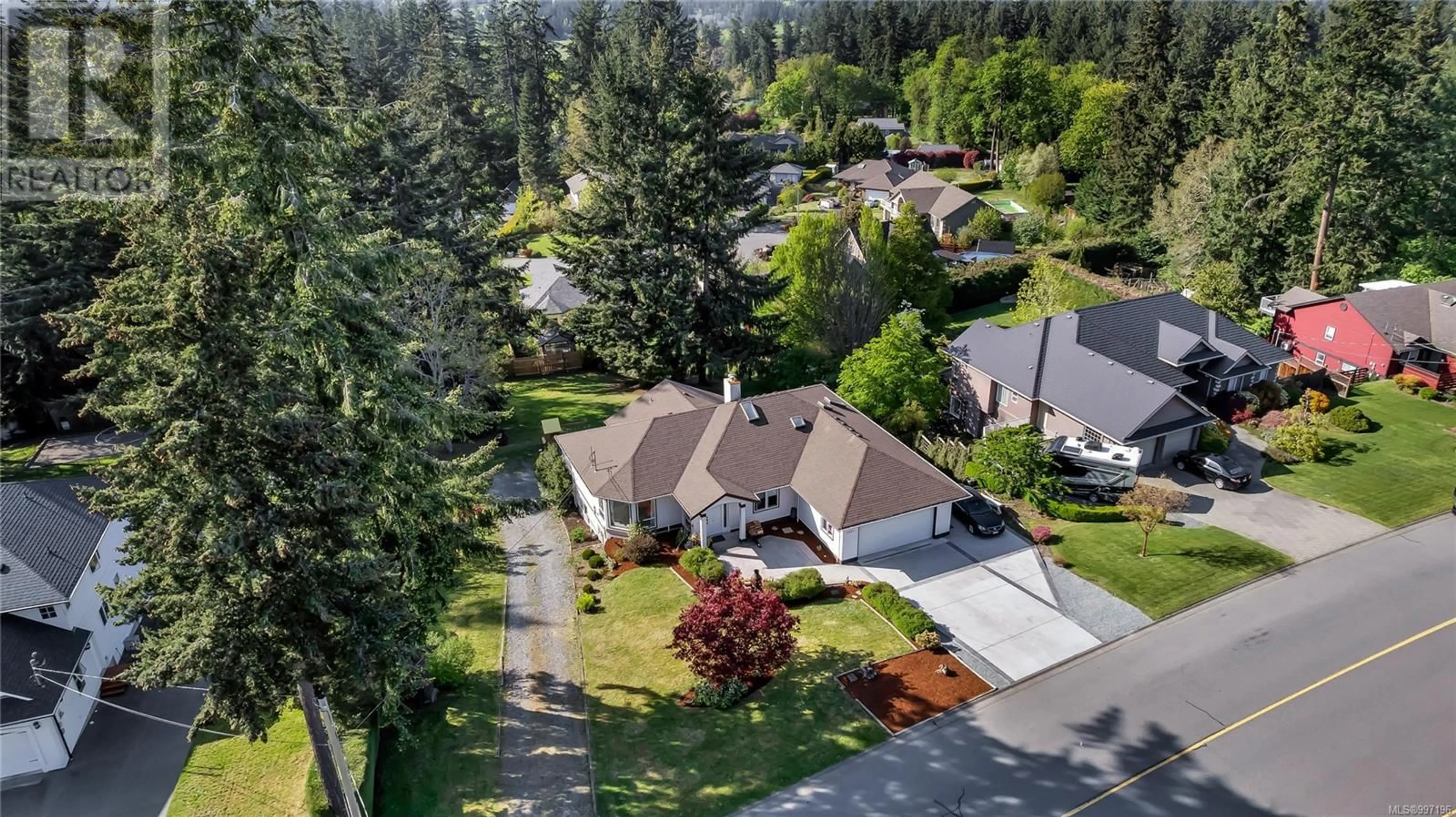 A pic from outside/outdoor area/front of a property/back of a property/a pic from drone, street for 1401 DONNAY DRIVE, Duncan British Columbia V9L5R4