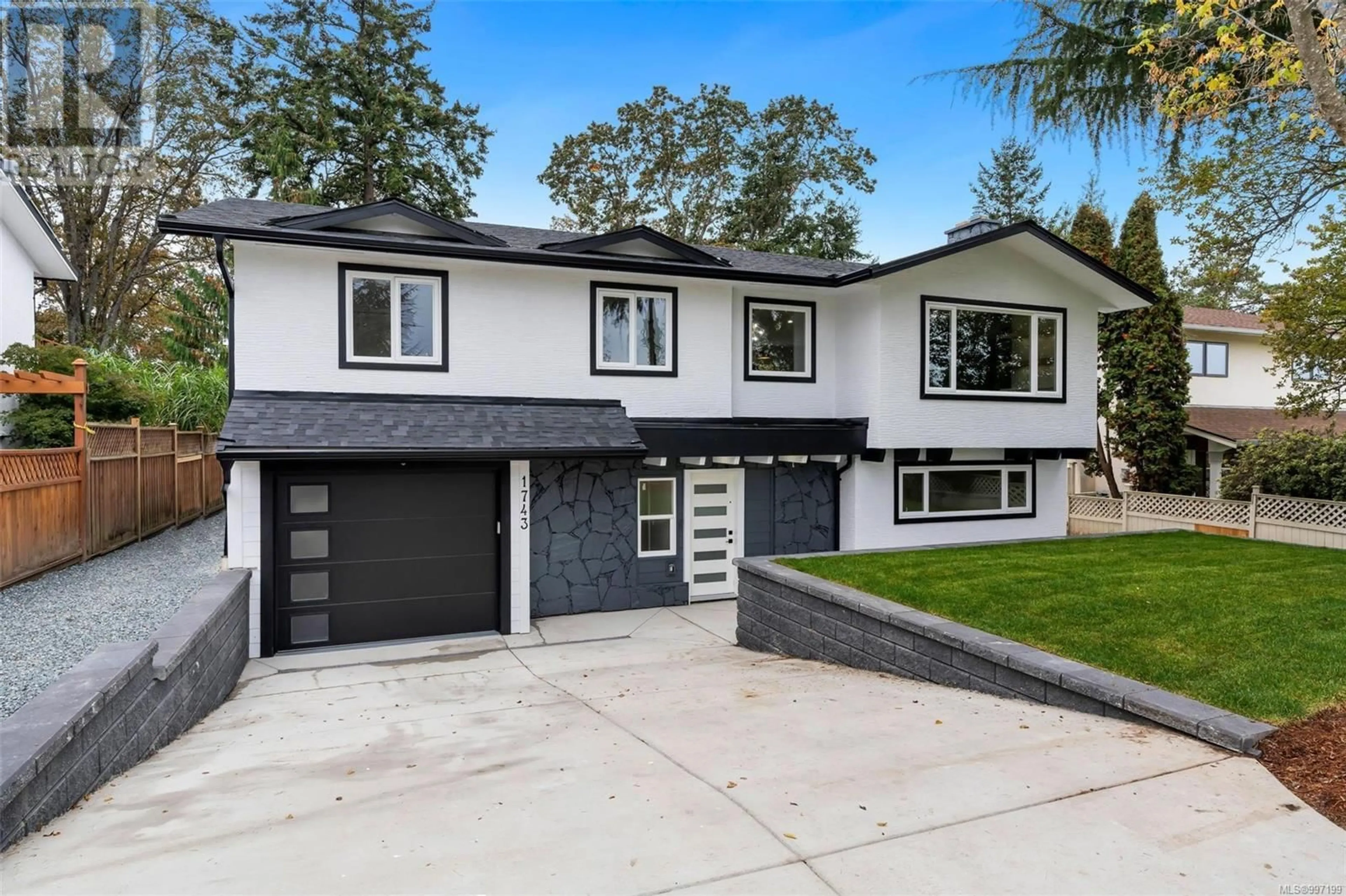 Home with vinyl exterior material, street for 1743 SAN JUAN AVENUE, Saanich British Columbia V8N4T7