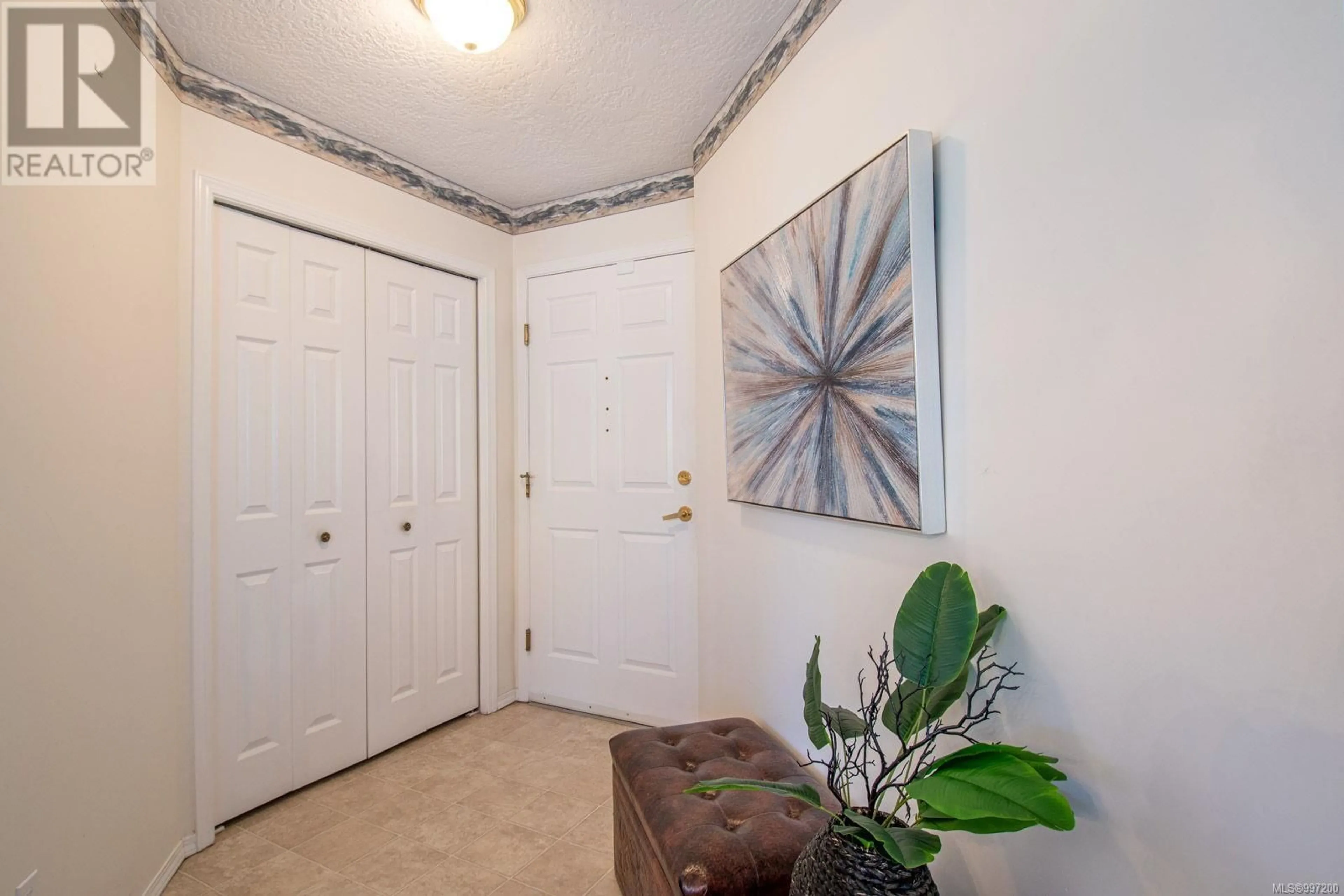 Indoor entryway for 206 - 9945 FIFTH STREET, Sidney British Columbia V8L2V6