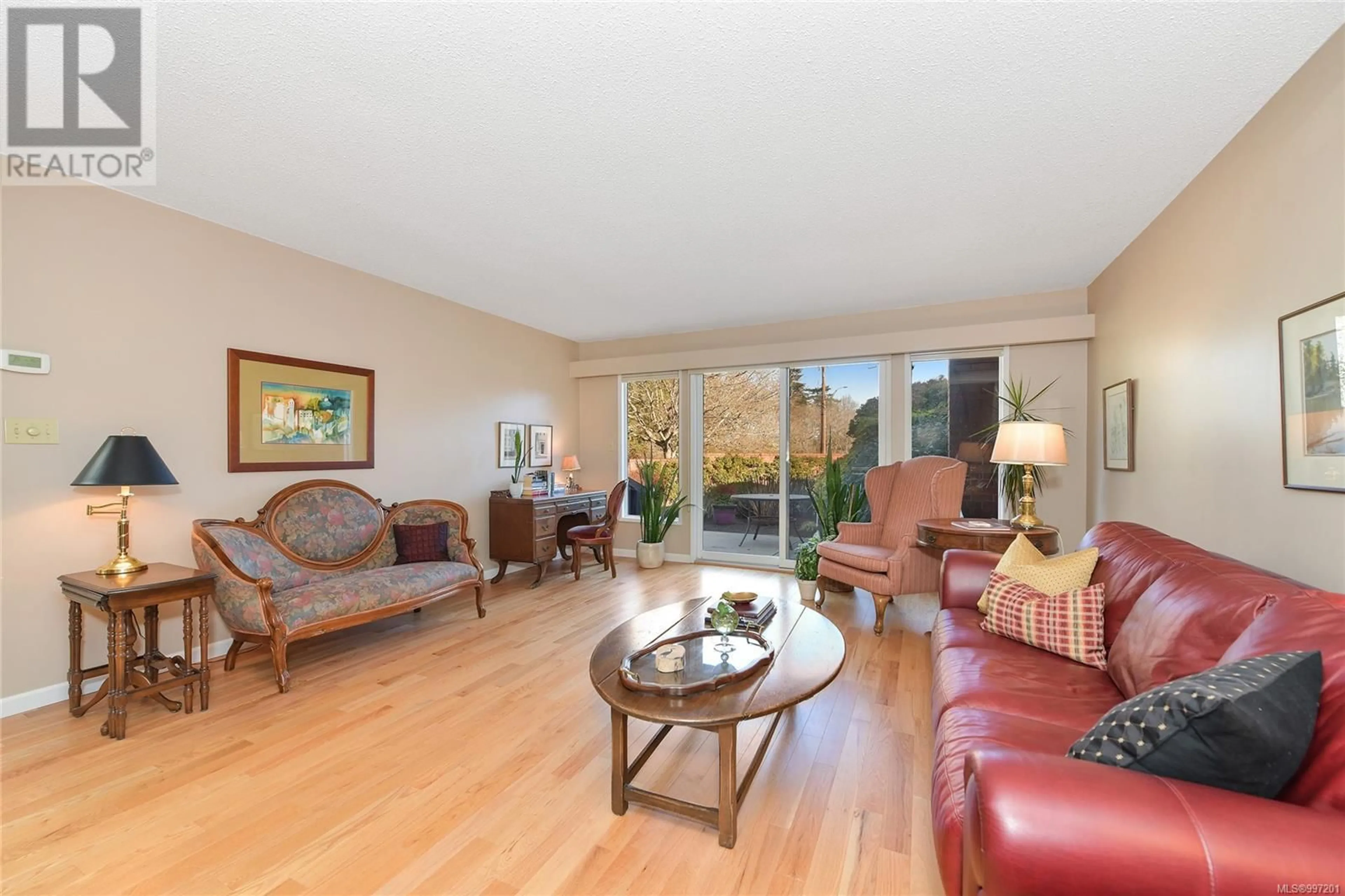 Living room with furniture, wood/laminate floor for 164 - 2345 CEDAR HILL CROSS ROAD, Oak Bay British Columbia V8P5M8
