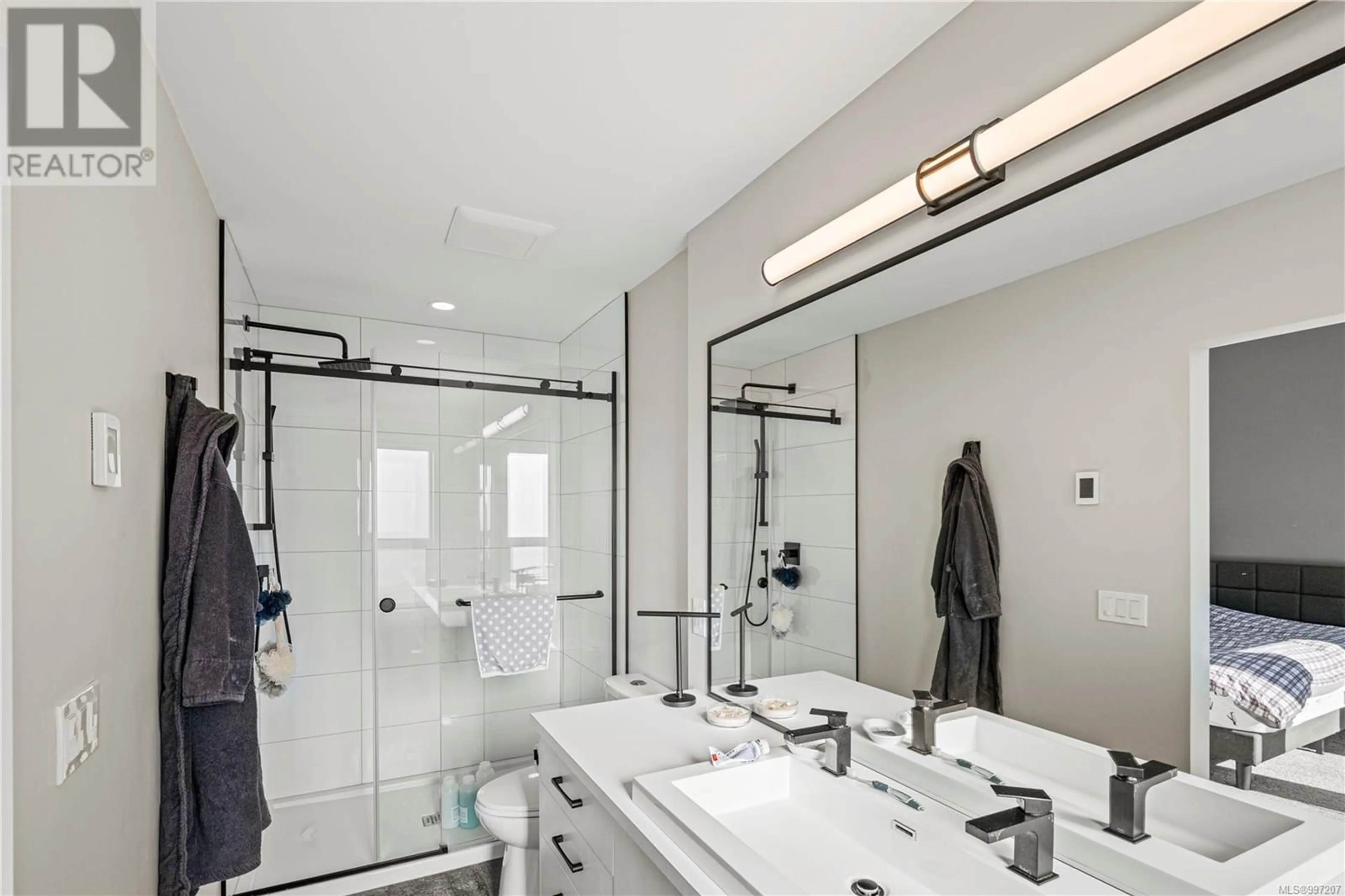 Contemporary bathroom, ceramic/tile floor for 102 - 684 HOYLAKE AVENUE, Langford British Columbia V9B3P7