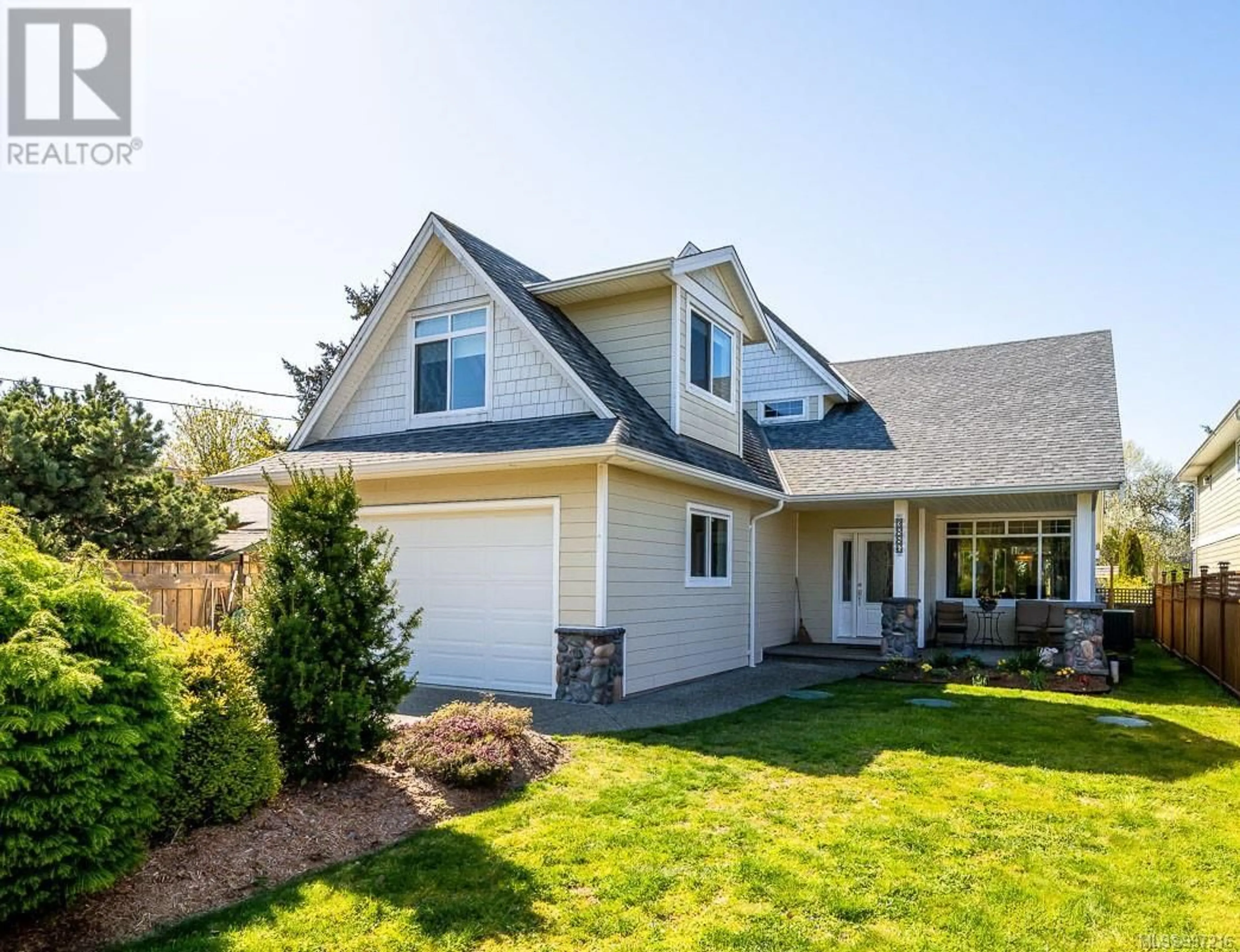 Home with vinyl exterior material, street for 3886 ROYSTON ROAD, Courtenay British Columbia V0R2V0