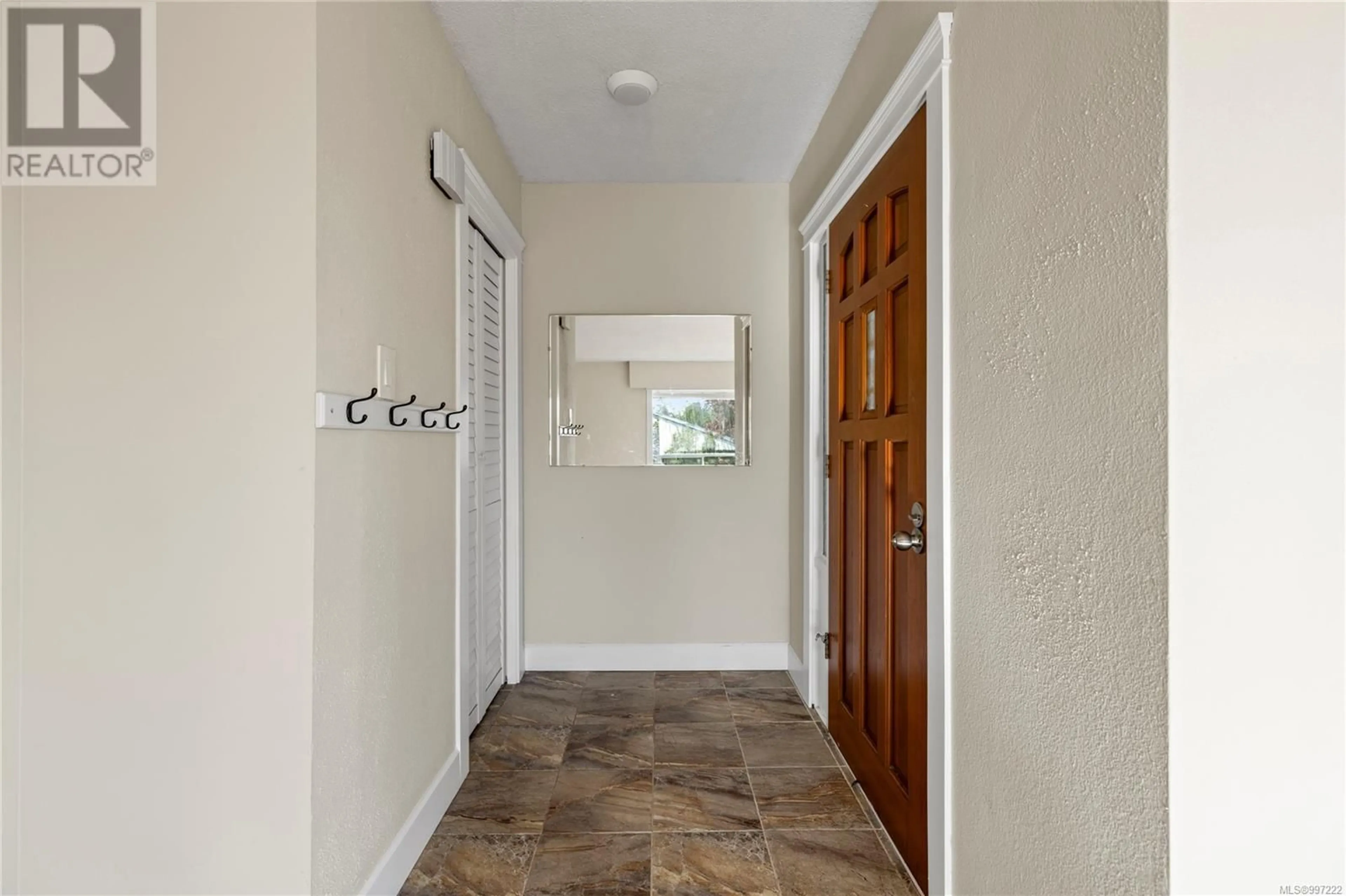 Indoor entryway for 425 WHARTON STREET, Nanaimo British Columbia V9R1W3