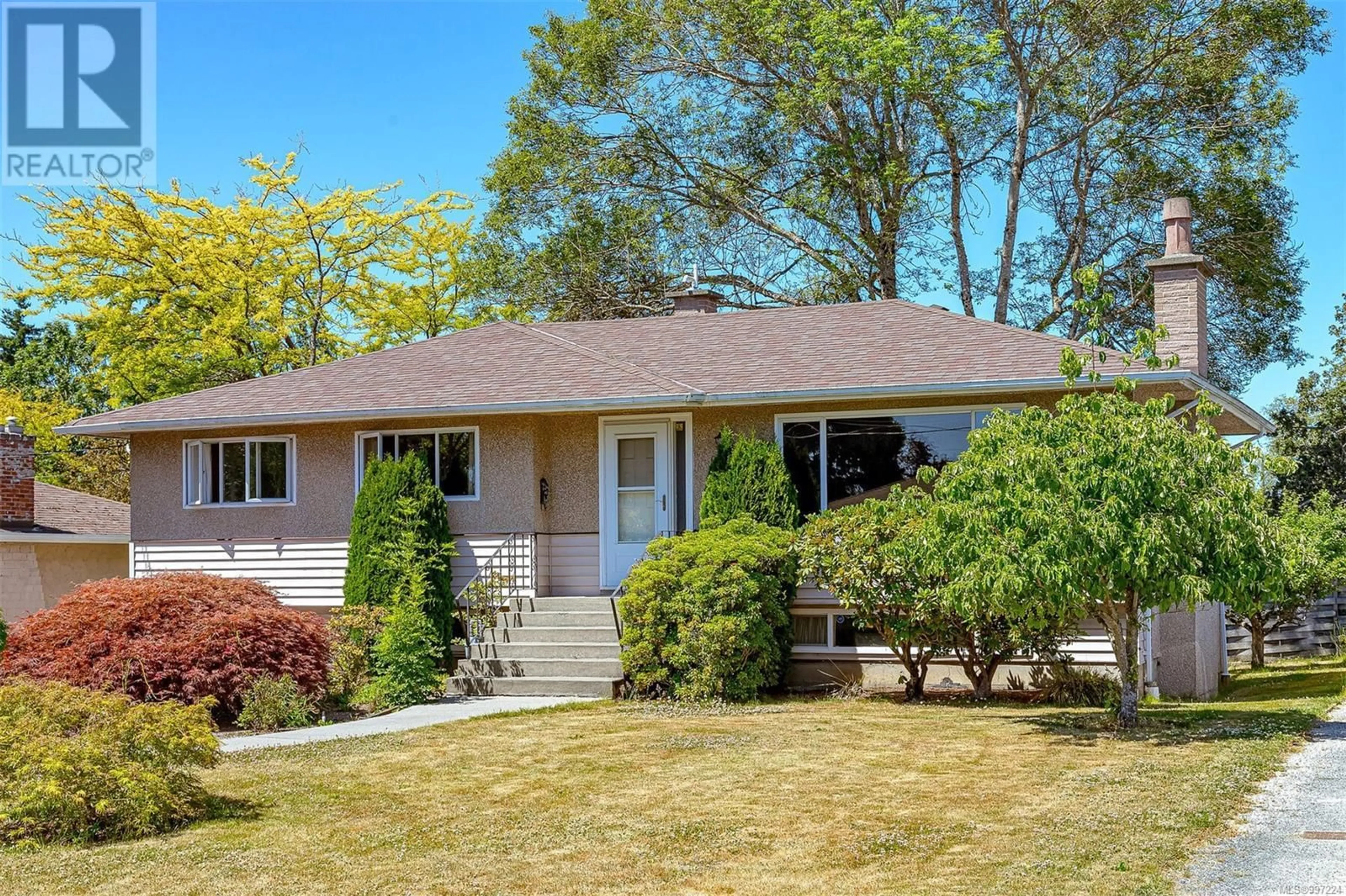 Home with vinyl exterior material, street for 1760 MORTIMER STREET, Saanich British Columbia V8P3B1