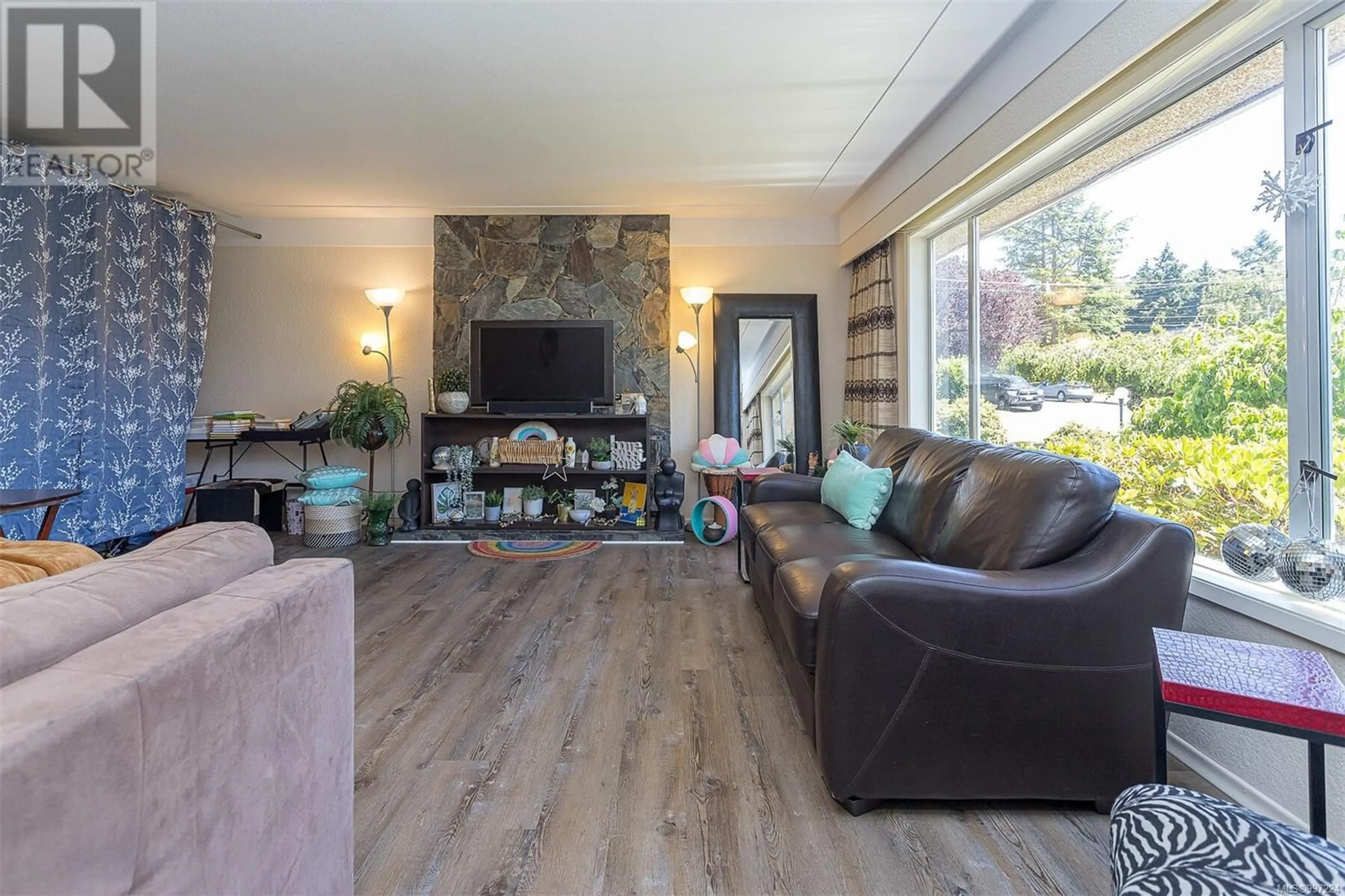 Living room with furniture, wood/laminate floor for 1760 MORTIMER STREET, Saanich British Columbia V8P3B1