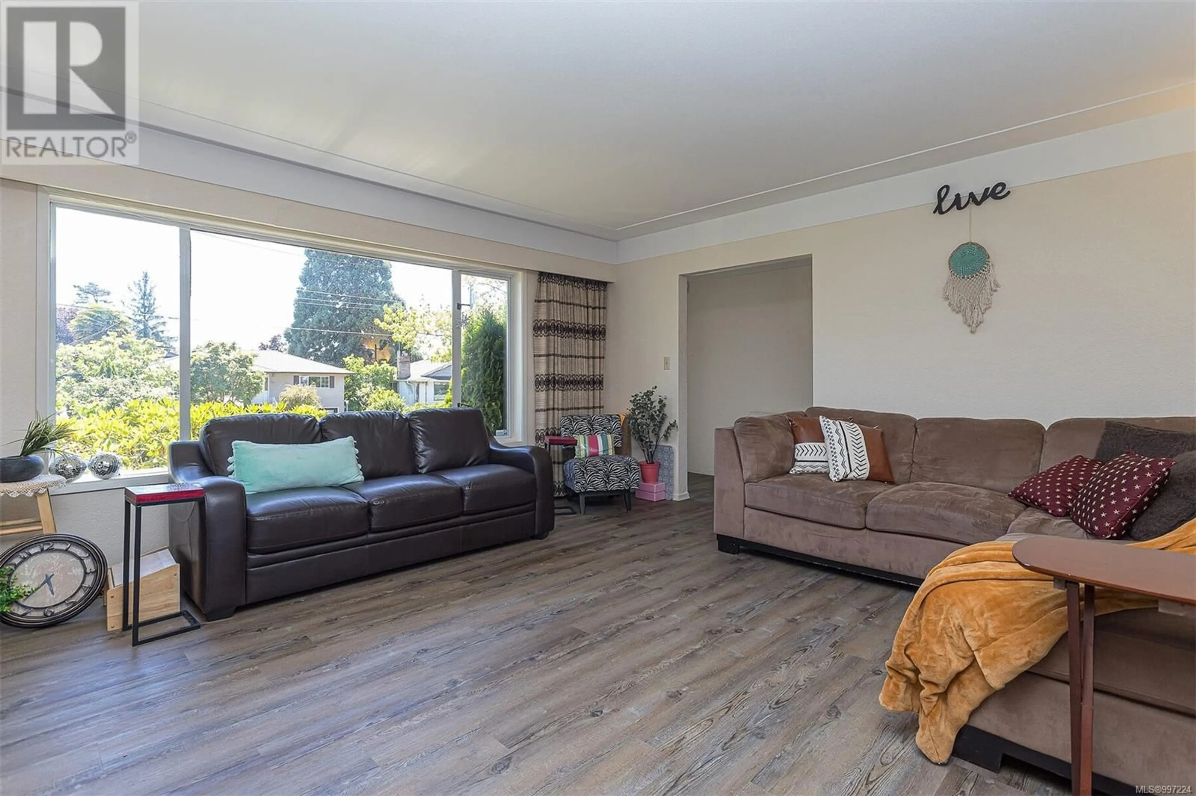 Living room with furniture, wood/laminate floor for 1760 MORTIMER STREET, Saanich British Columbia V8P3B1
