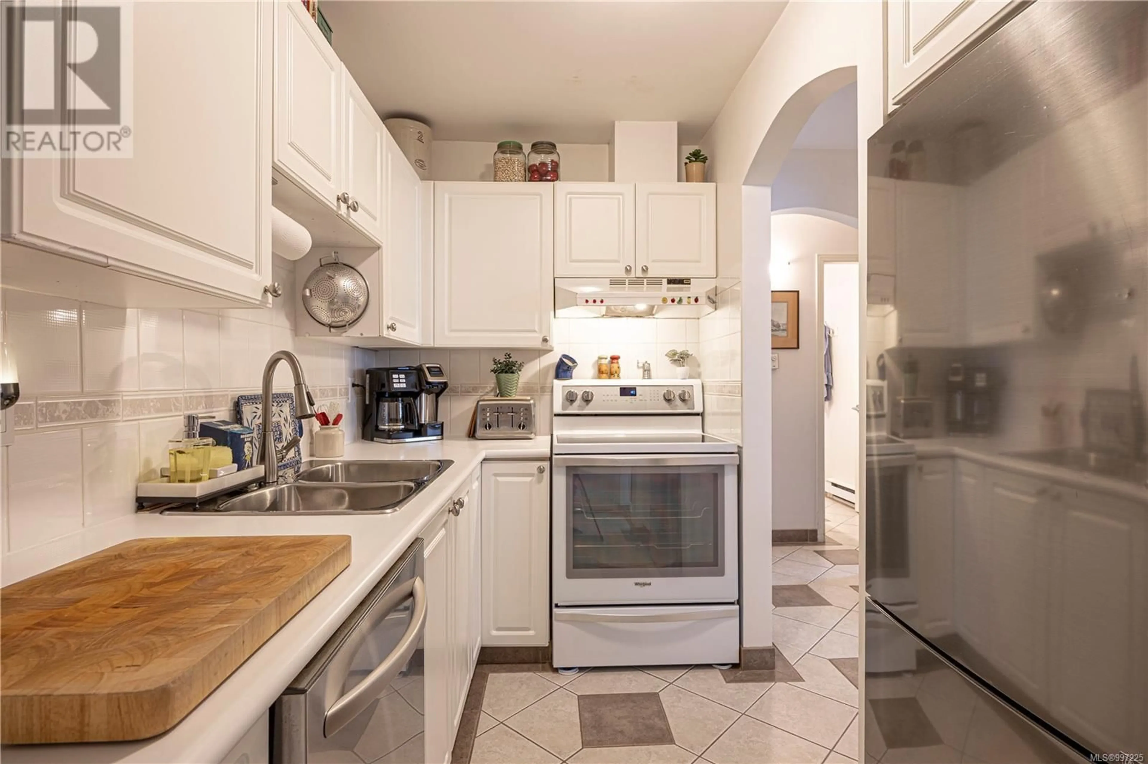 Standard kitchen, ceramic/tile floor for 101 - 75 BRYDEN STREET, Nanaimo British Columbia V9S1A4