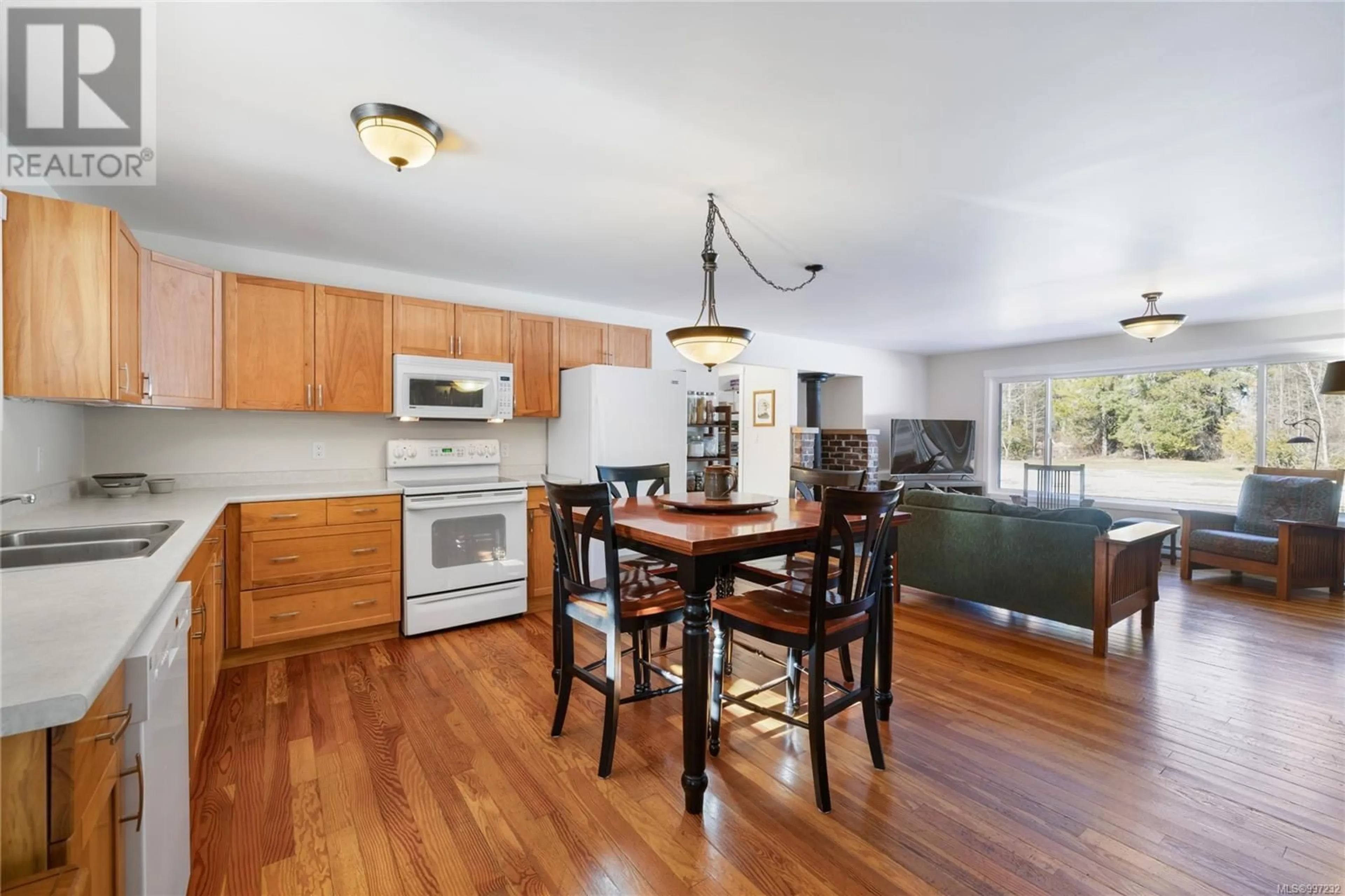 Open concept kitchen, wood/laminate floor for 265 ALLSBROOK ROAD, Parksville British Columbia V9P2A8