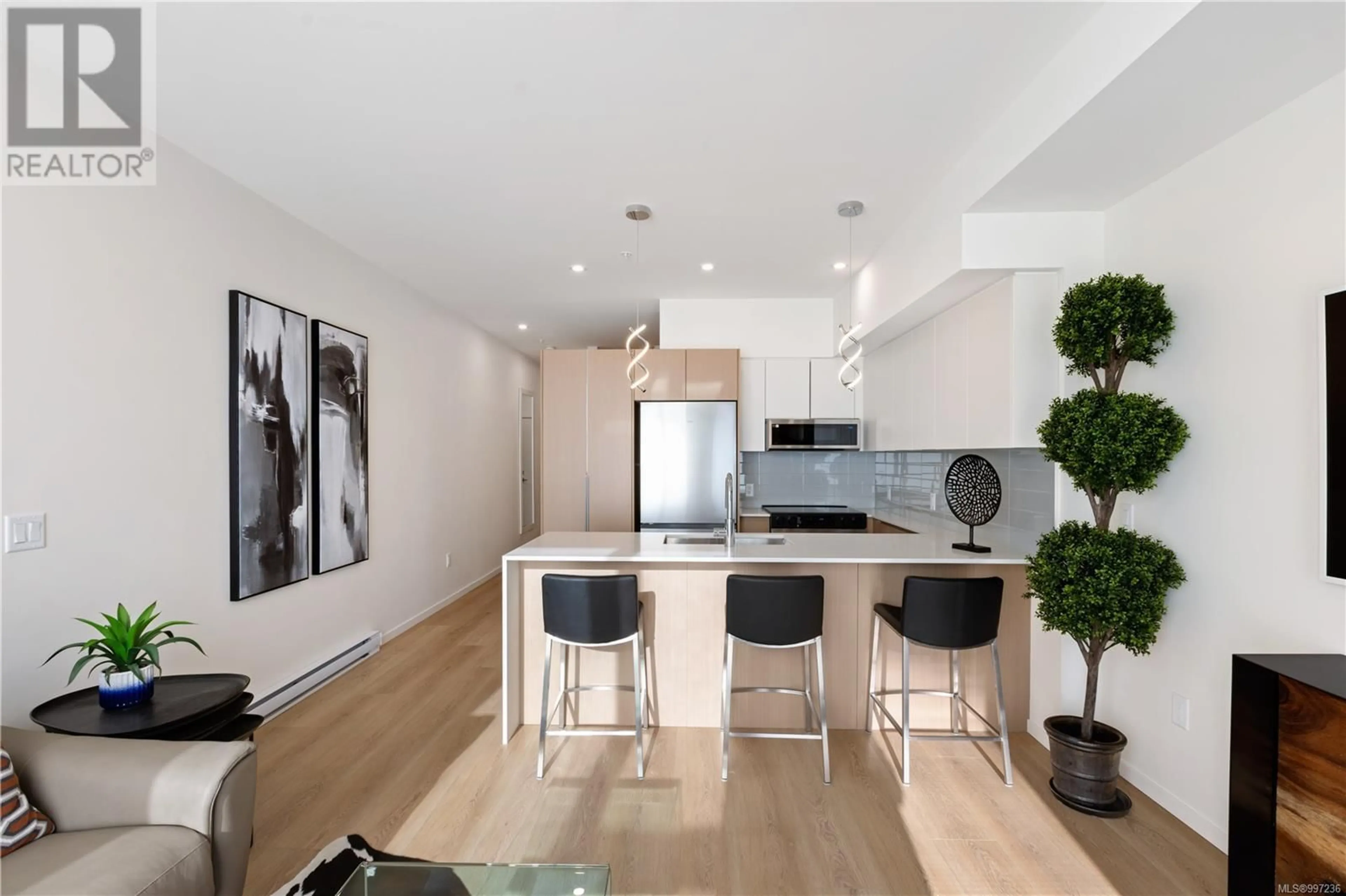 Open concept kitchen, wood/laminate floor for 205 - 2374 OAKVILLE AVENUE, Sidney British Columbia V8L1V5