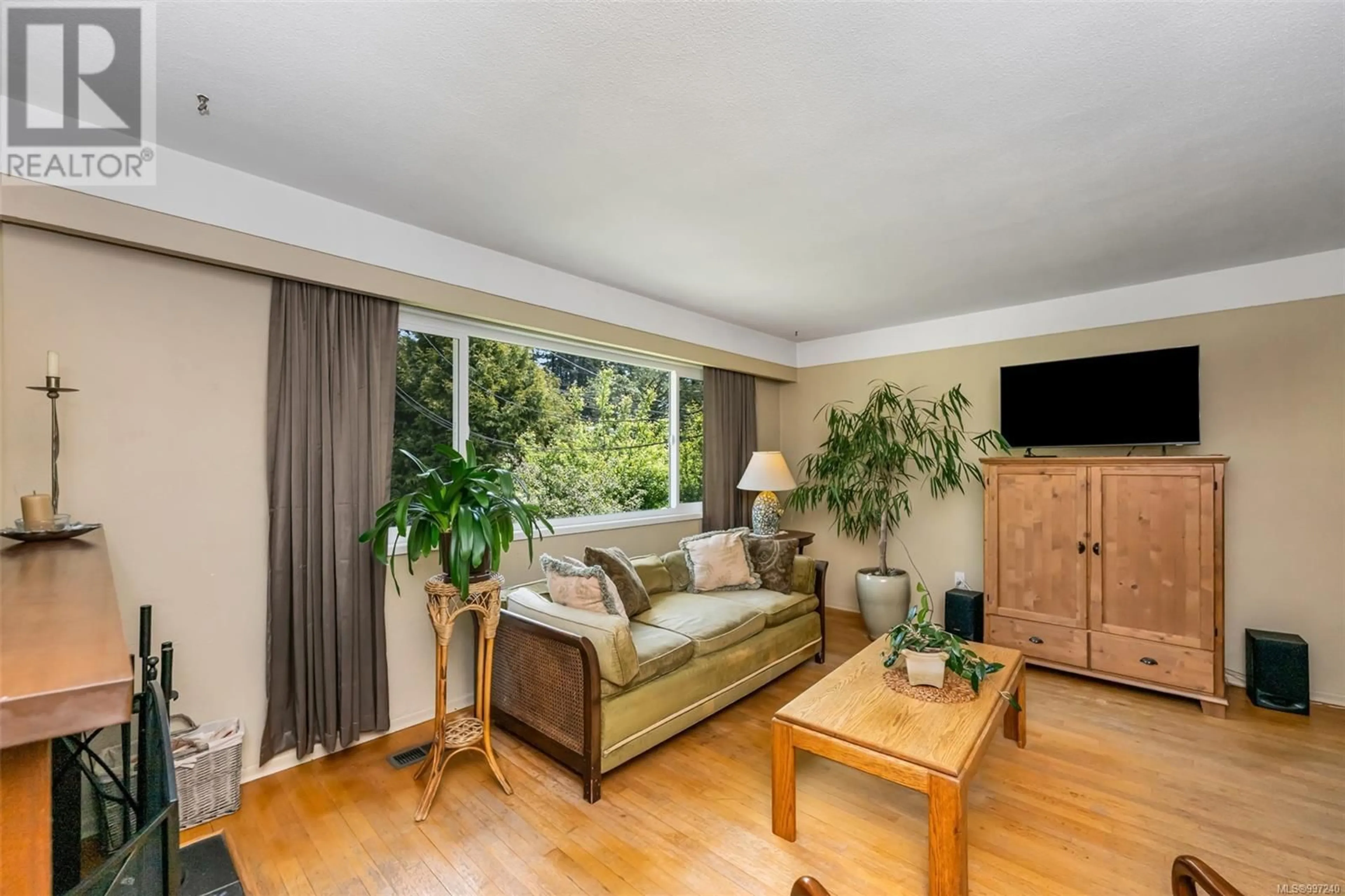 Living room with furniture, wood/laminate floor for 4160 CAREY ROAD, Saanich British Columbia V8Z4G8