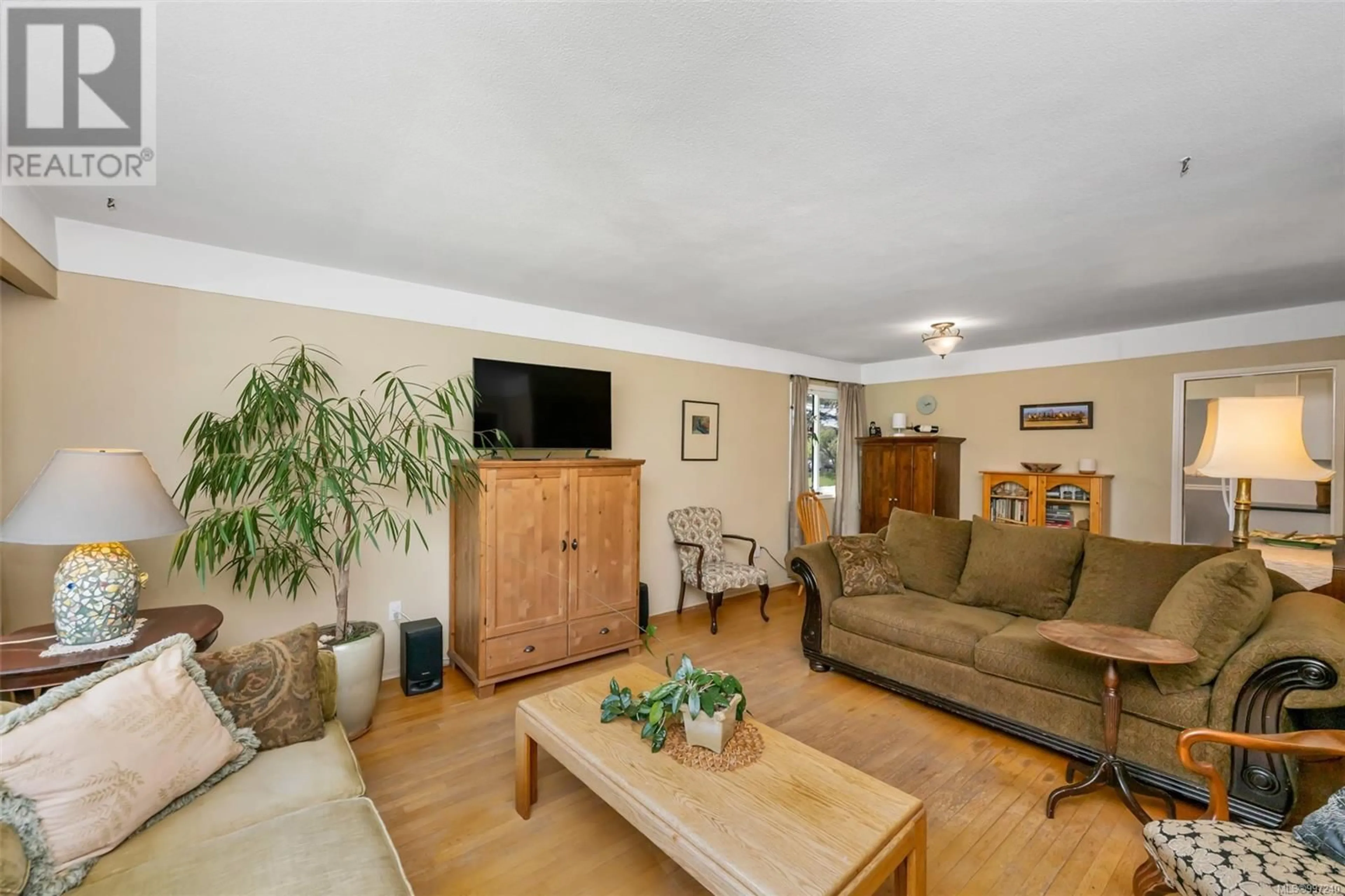 Living room with furniture, wood/laminate floor for 4160 CAREY ROAD, Saanich British Columbia V8Z4G8