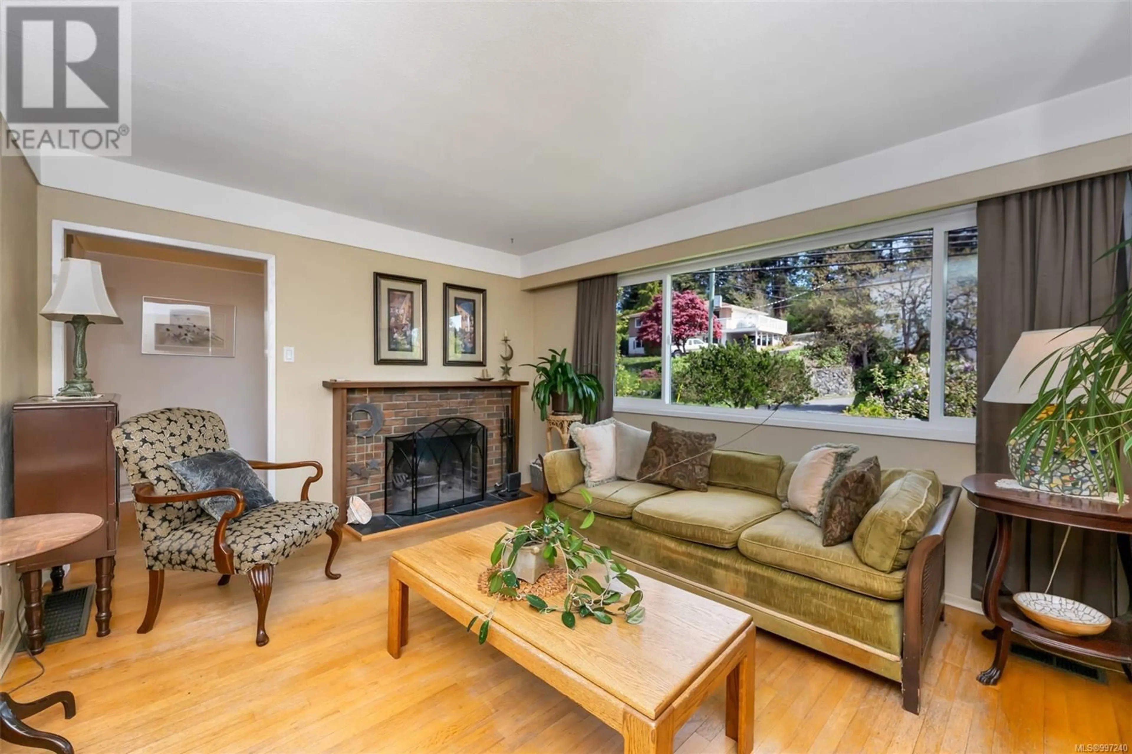 Living room with furniture, unknown for 4160 CAREY ROAD, Saanich British Columbia V8Z4G8