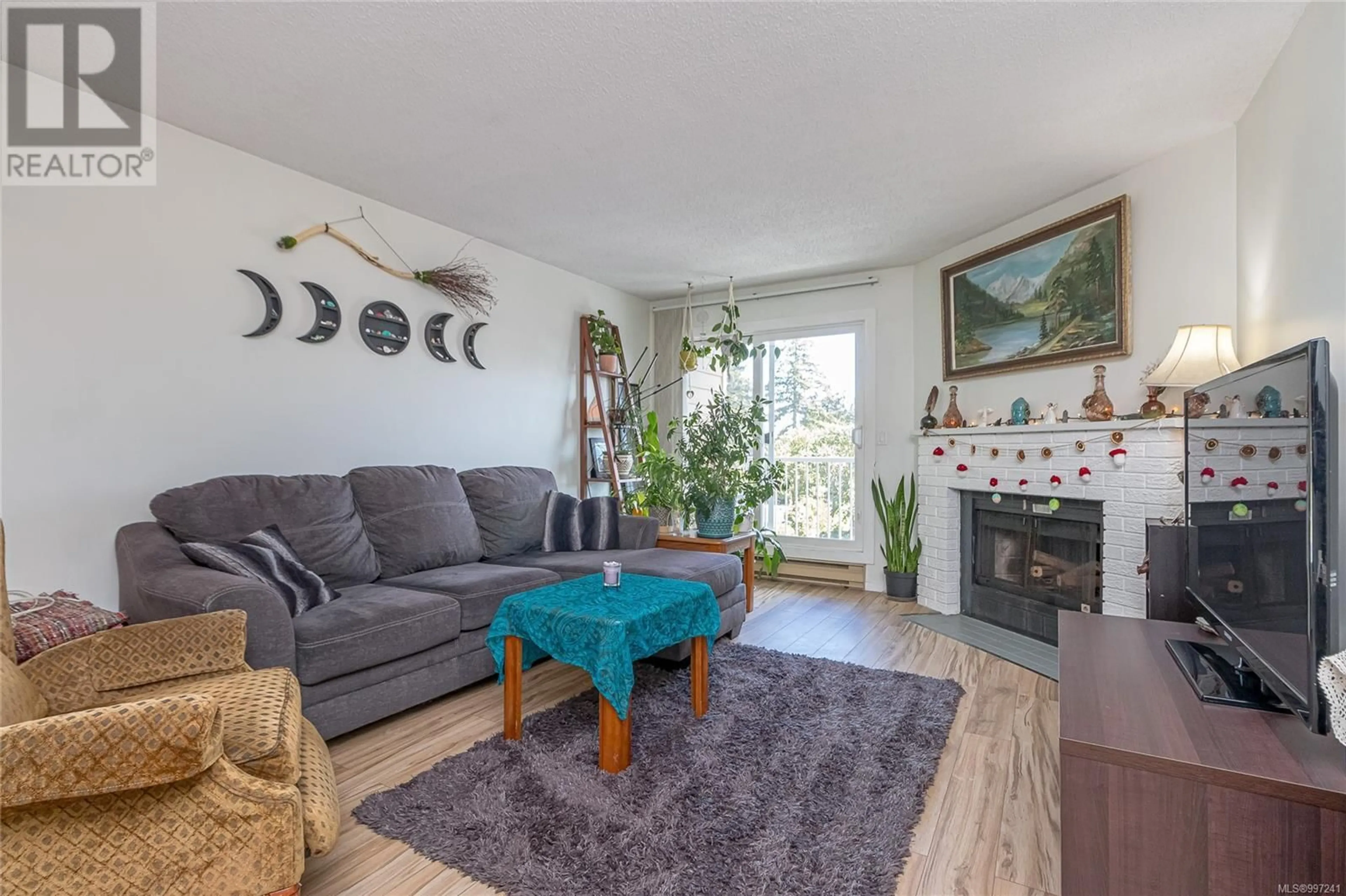 Living room with furniture, wood/laminate floor for 411 - 3270 ROSS ROAD, Nanaimo British Columbia V9T5J1