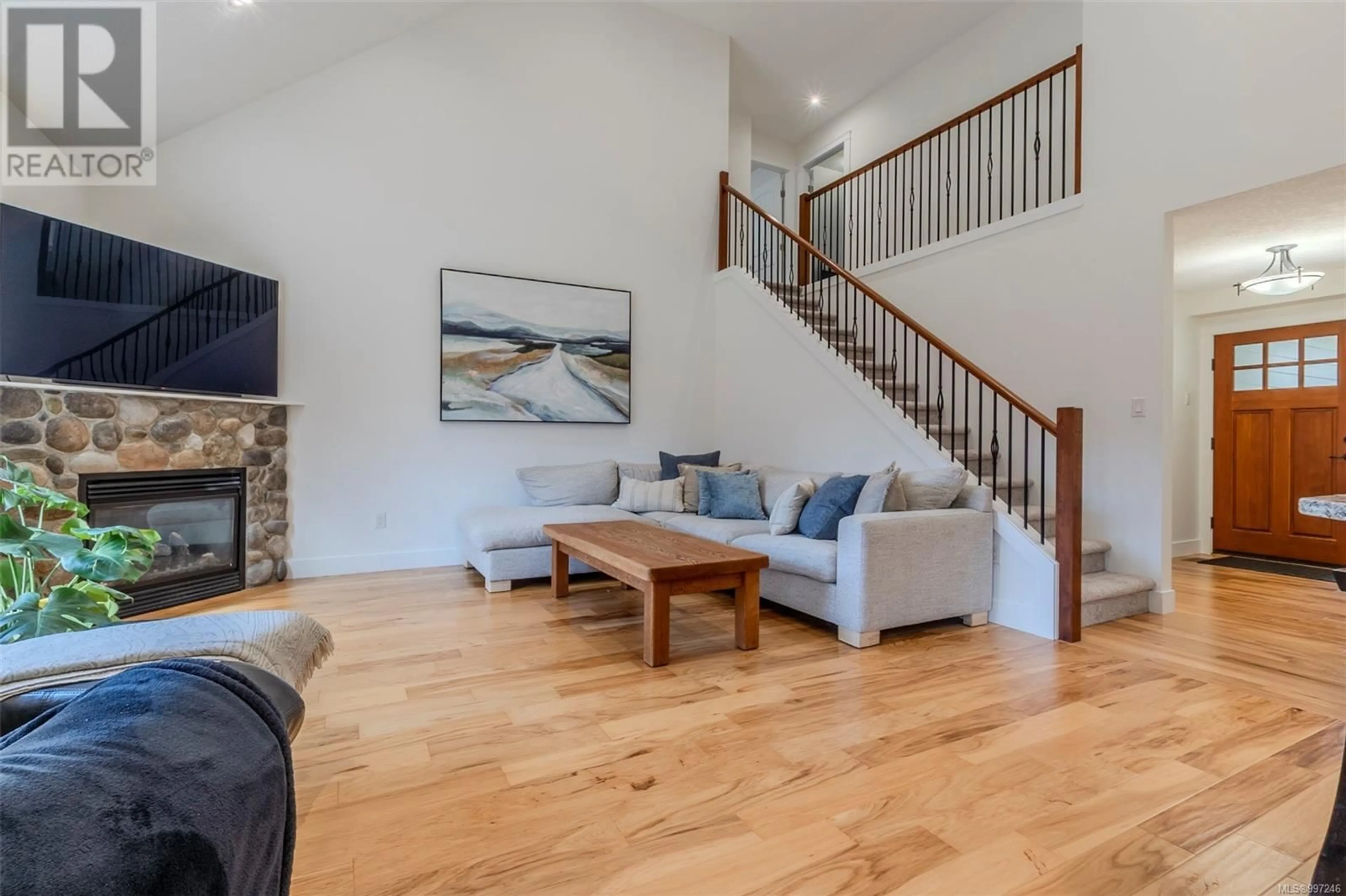 Living room with furniture, wood/laminate floor for 1369 BONNER CRESCENT, Cobble Hill British Columbia V0R1L2