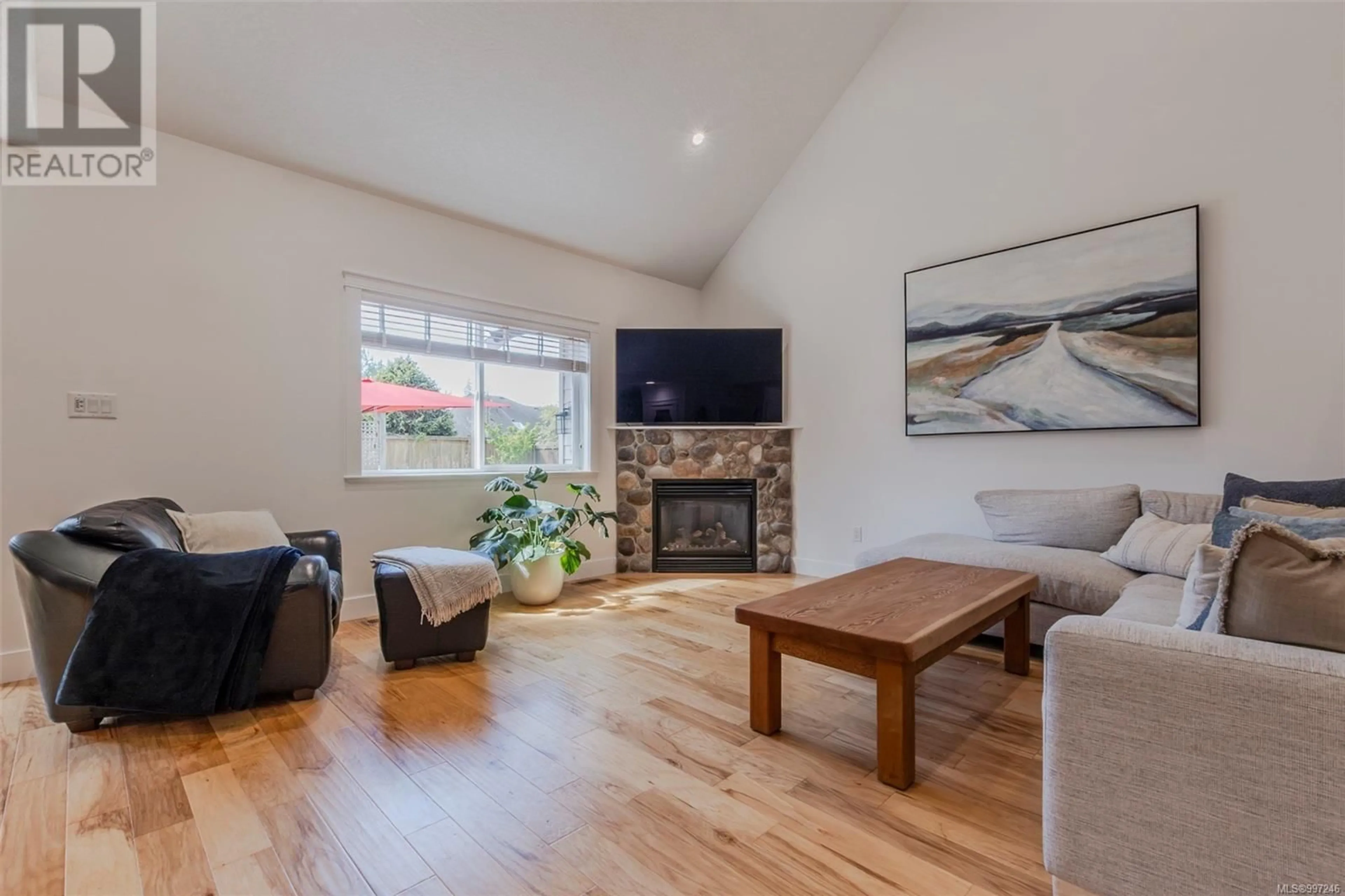 Living room with furniture, wood/laminate floor for 1369 BONNER CRESCENT, Cobble Hill British Columbia V0R1L2