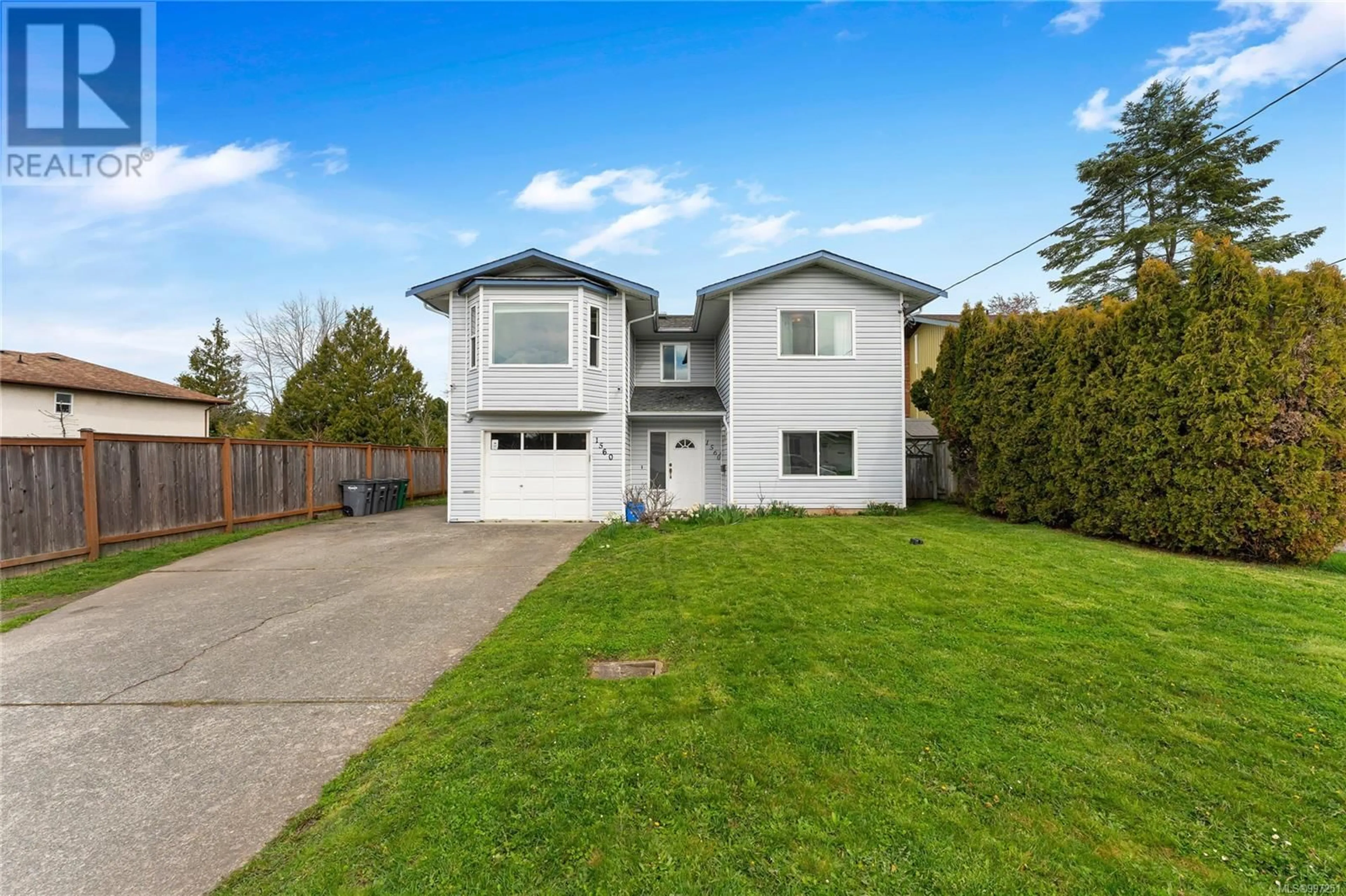 Home with vinyl exterior material, street for 1560 PRAIRIE STREET, Saanich British Columbia V8N2L3