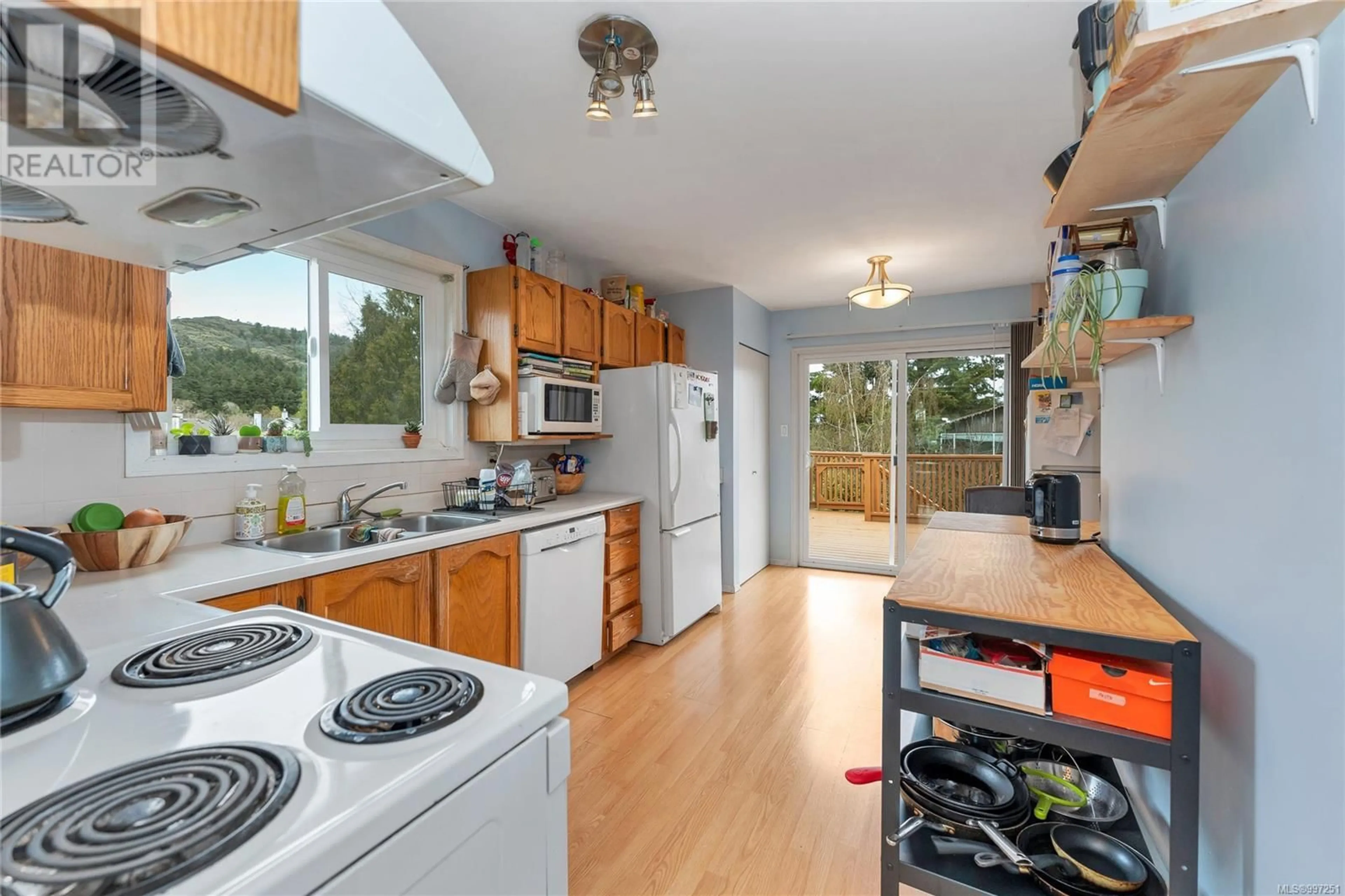 Open concept kitchen, unknown for 1560 PRAIRIE STREET, Saanich British Columbia V8N2L3