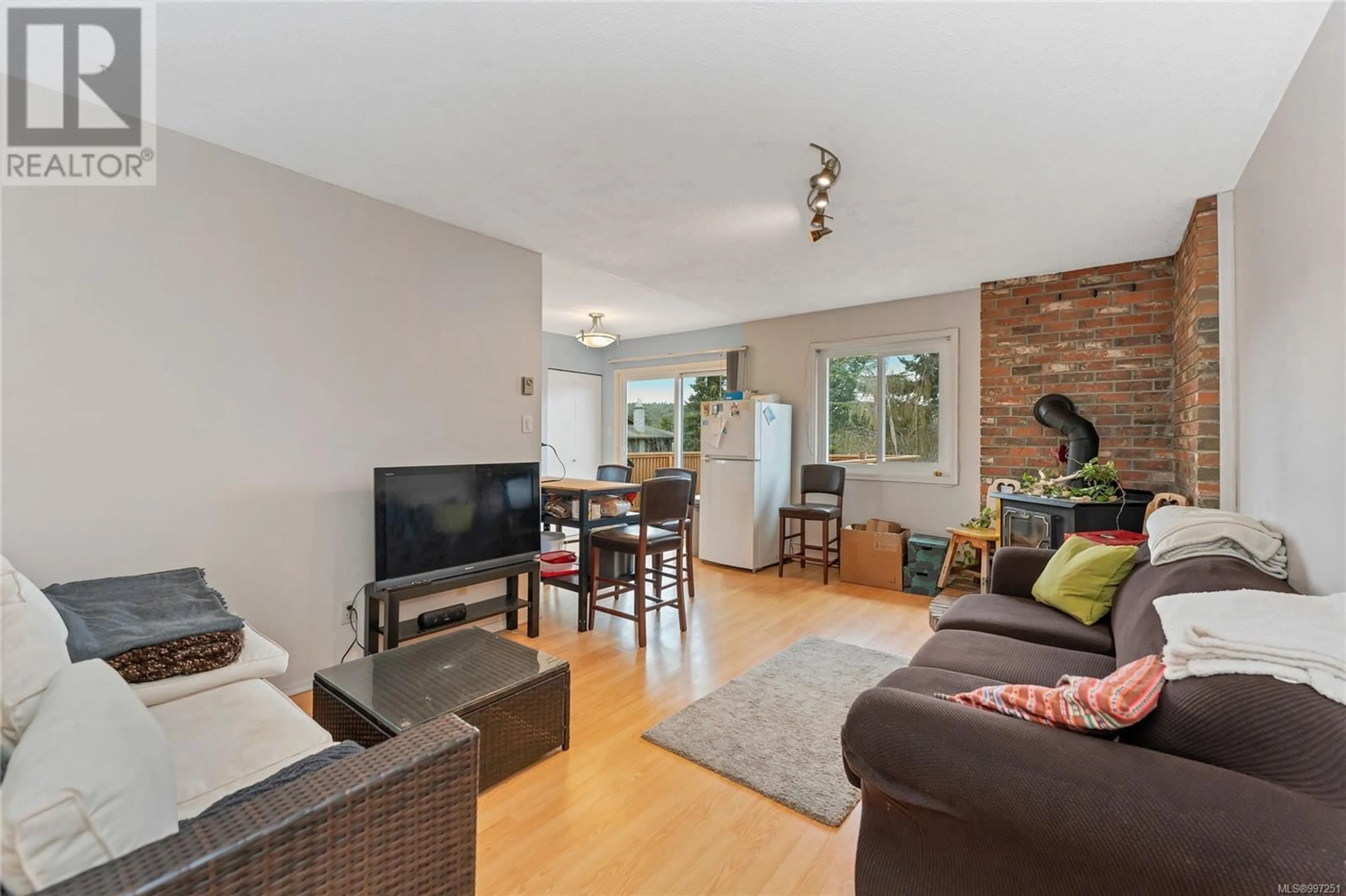 Living room with furniture, unknown for 1560 PRAIRIE STREET, Saanich British Columbia V8N2L3