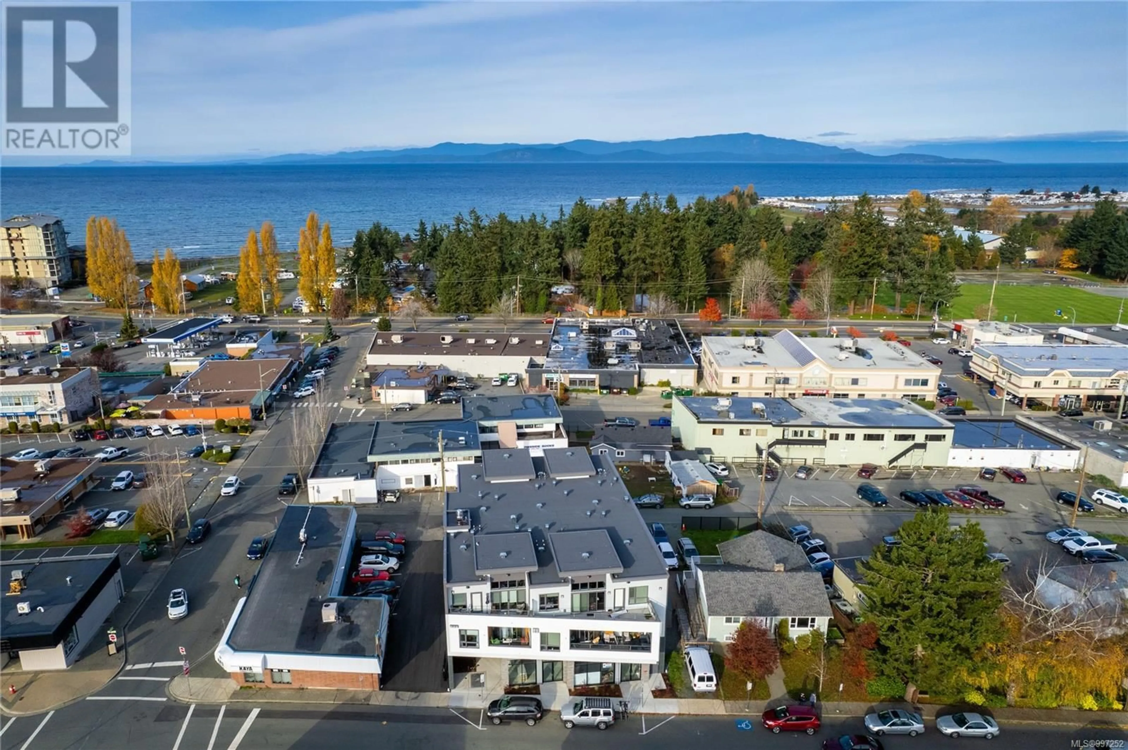 A pic from outside/outdoor area/front of a property/back of a property/a pic from drone, unknown for 204 - 113 HIRST AVENUE EAST, Parksville British Columbia V9P1K3