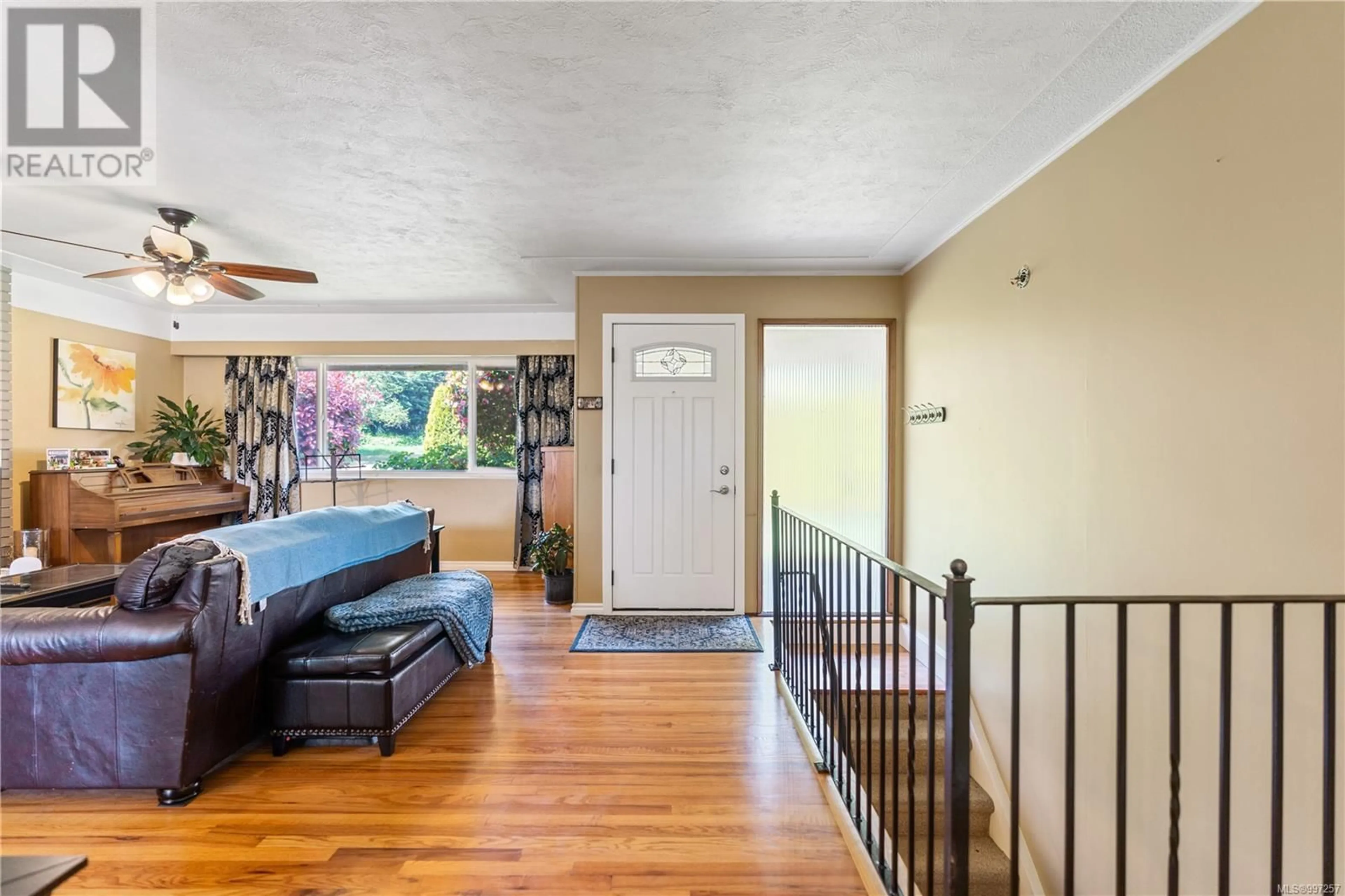 Indoor entryway for 104 BURNETT ROAD, View Royal British Columbia V9B4P7
