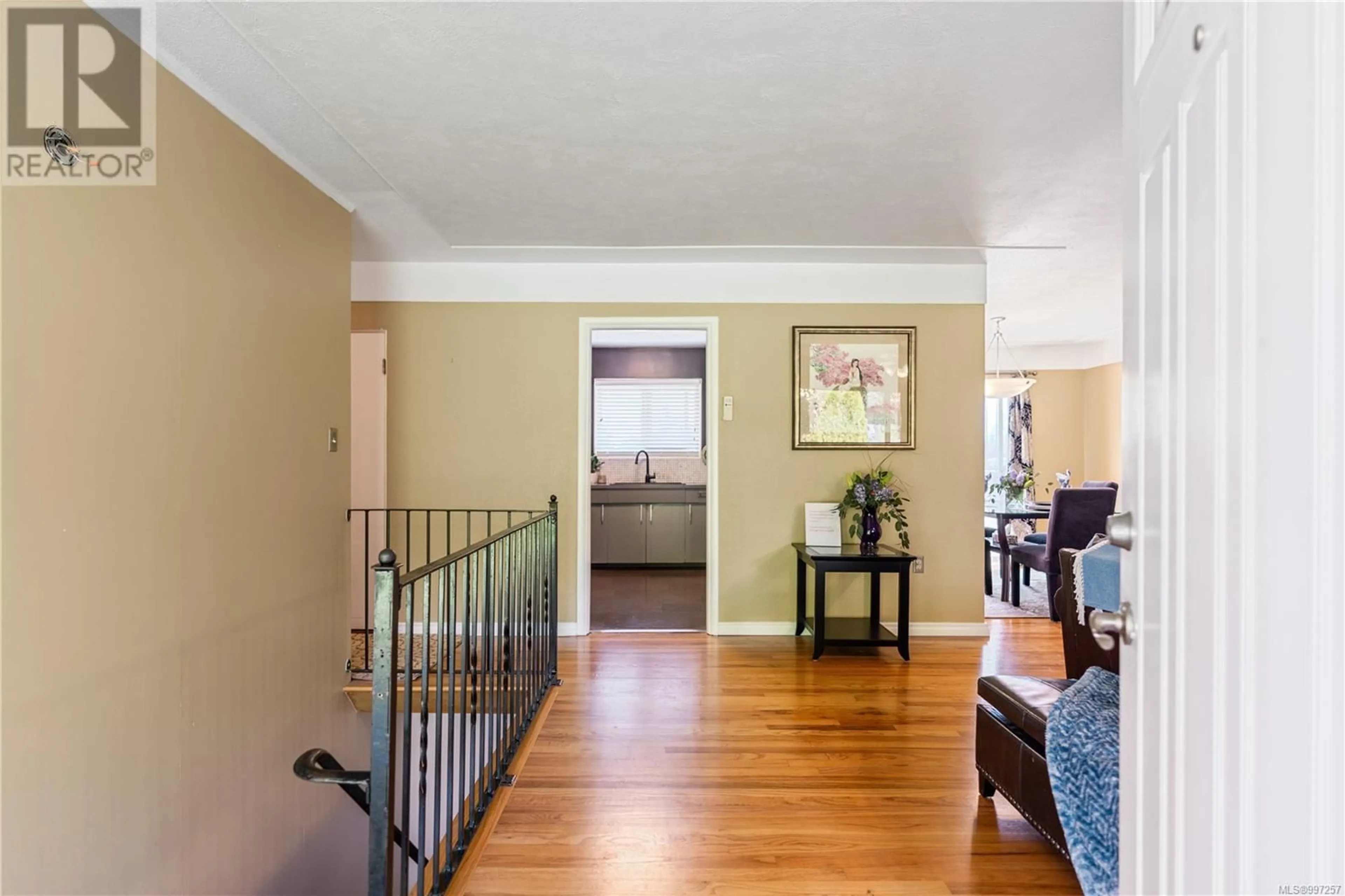 Indoor foyer for 104 BURNETT ROAD, View Royal British Columbia V9B4P7