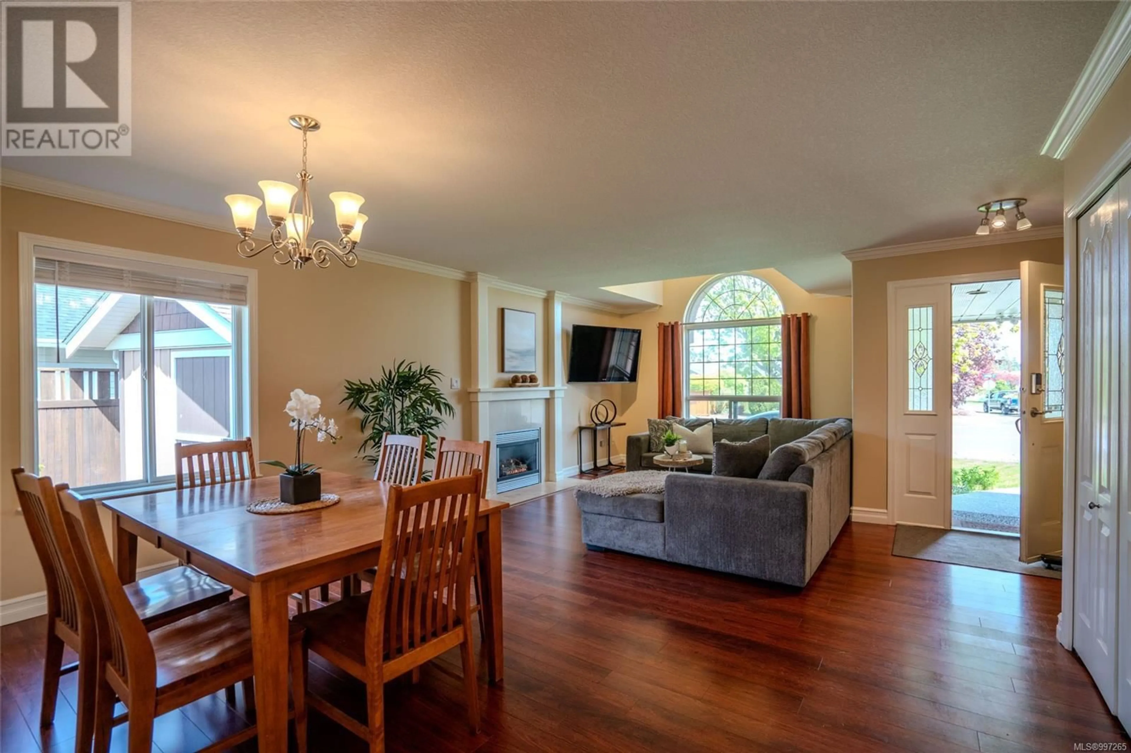 Living room with furniture, wood/laminate floor for 207 CHESTNUT STREET, Parksville British Columbia V9P2P7