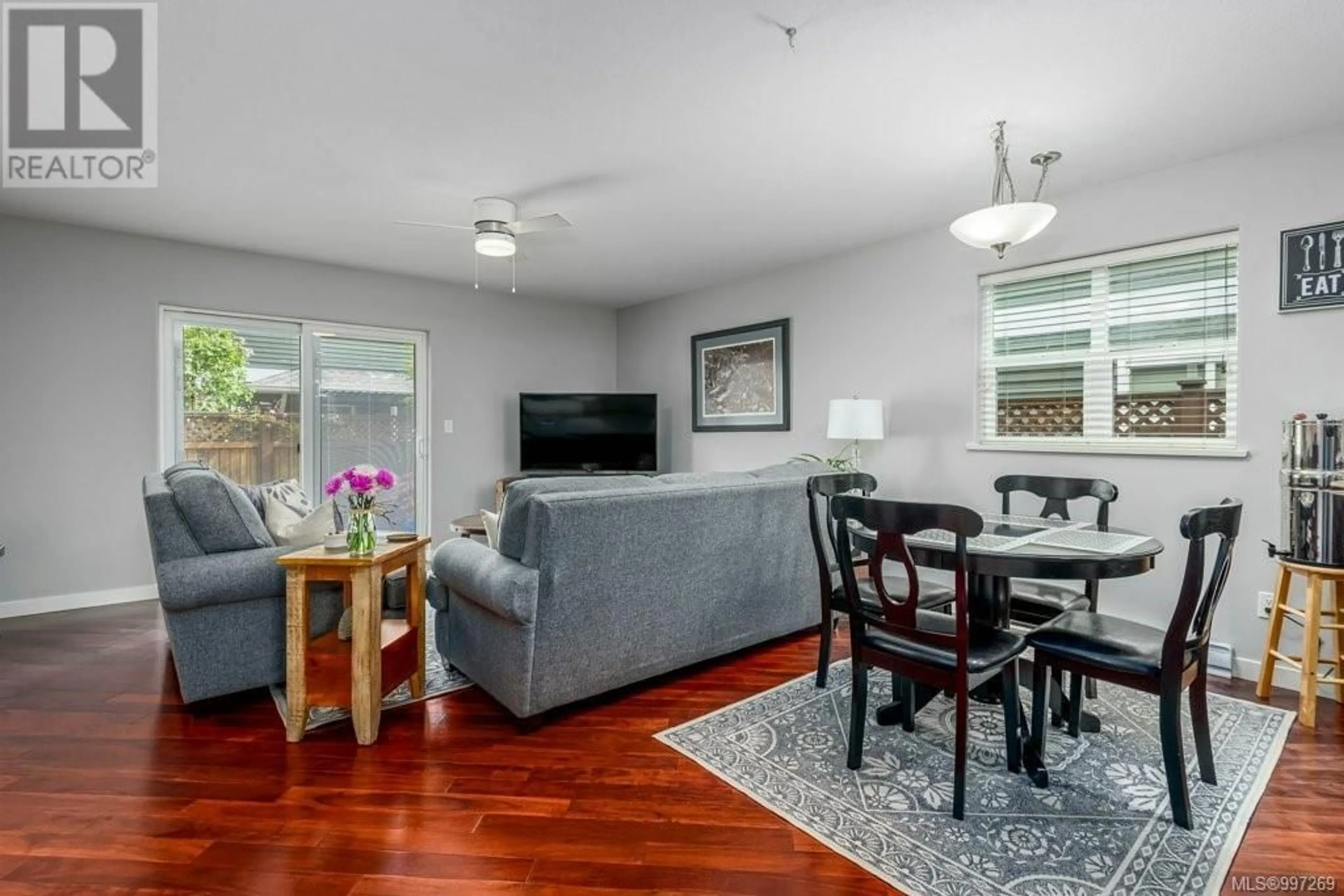 Living room with furniture, wood/laminate floor for 106 - 170 CENTENNIAL DRIVE, Courtenay British Columbia V9N9V7