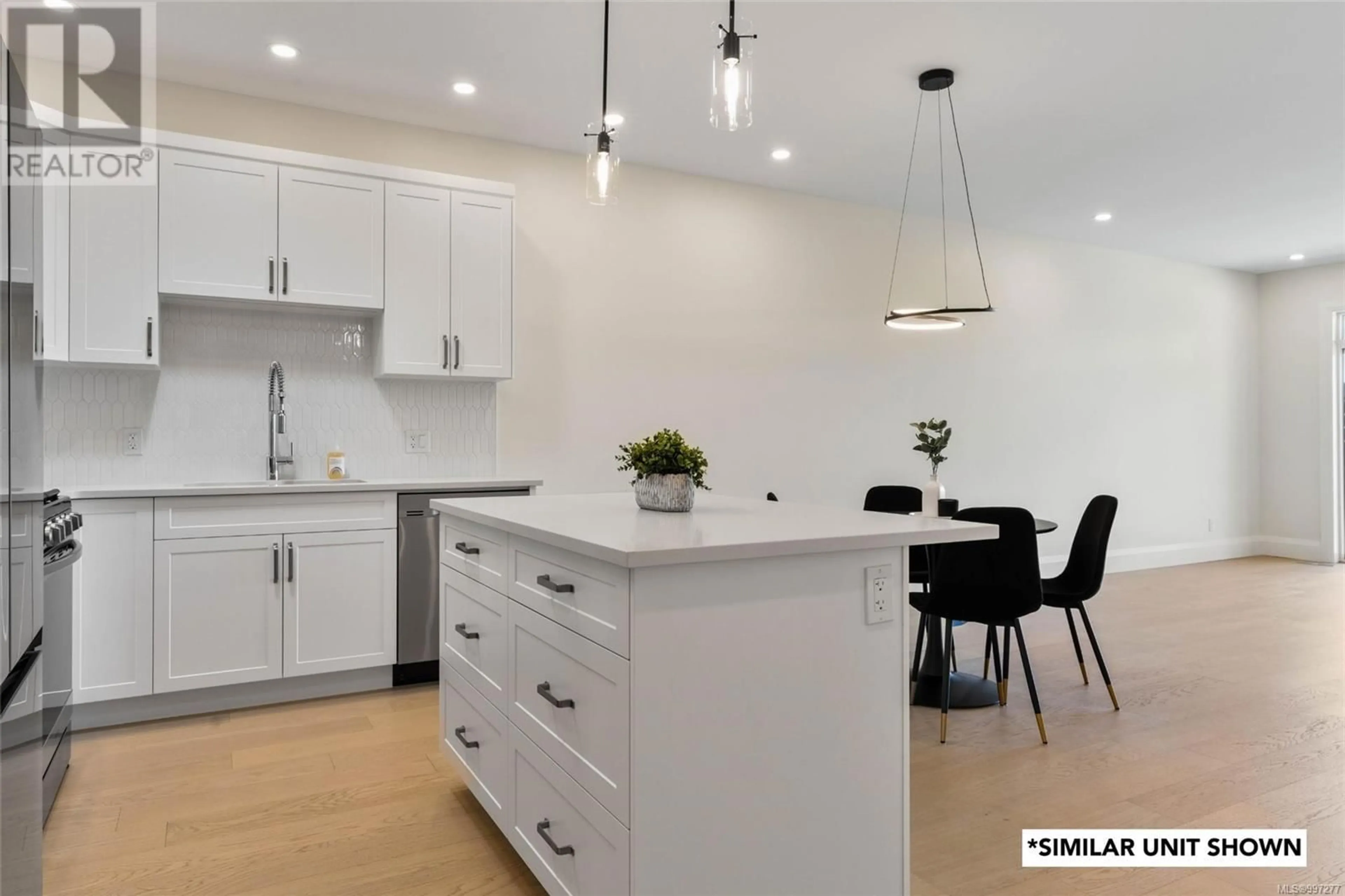 Contemporary kitchen, wood/laminate floor for 121 - 1234 VIEWTOP ROAD, Duncan British Columbia V9L0H7