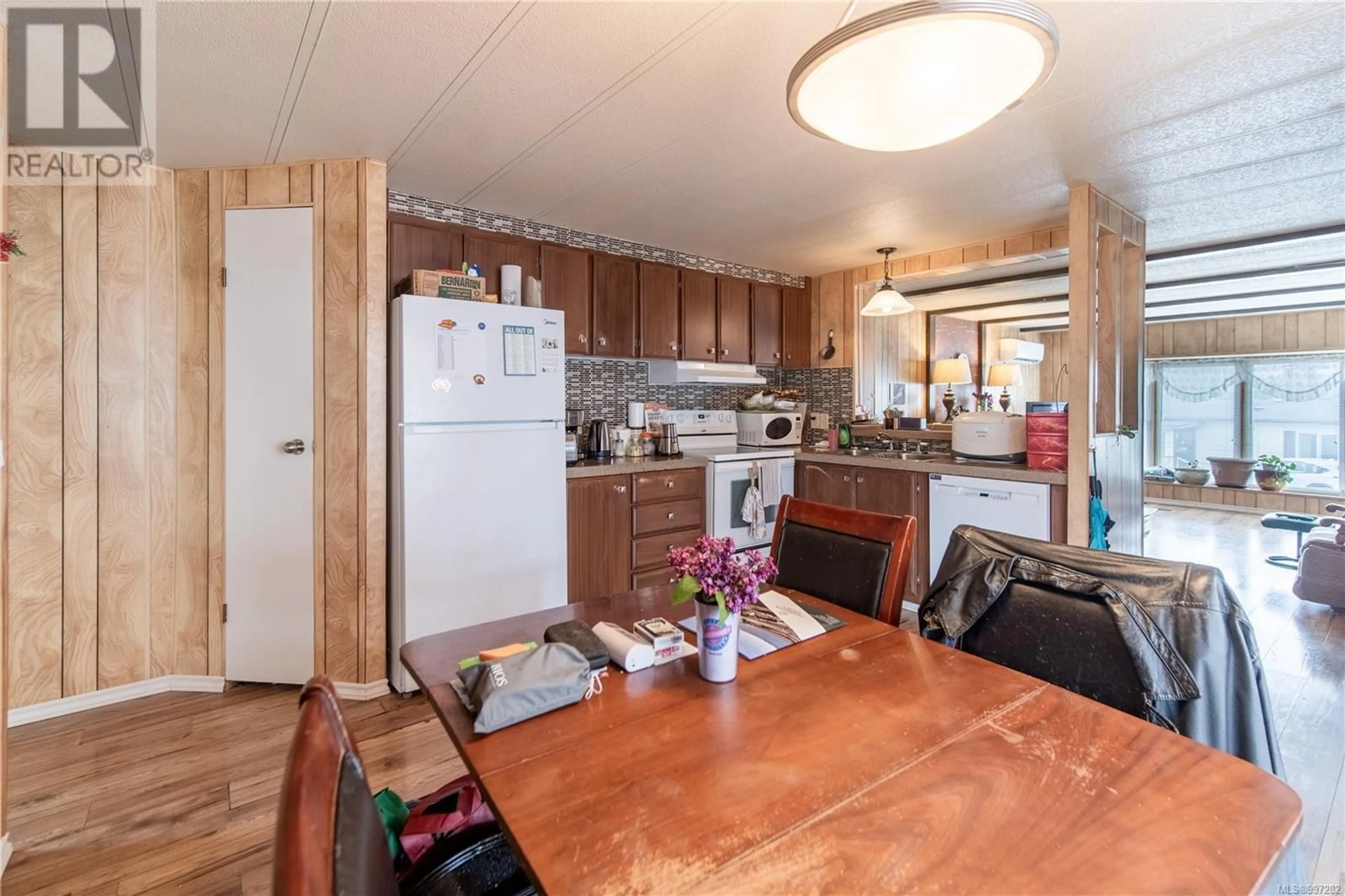 Standard kitchen, wood/laminate floor for 14 - 158 COOPER ROAD, View Royal British Columbia V9A7B3