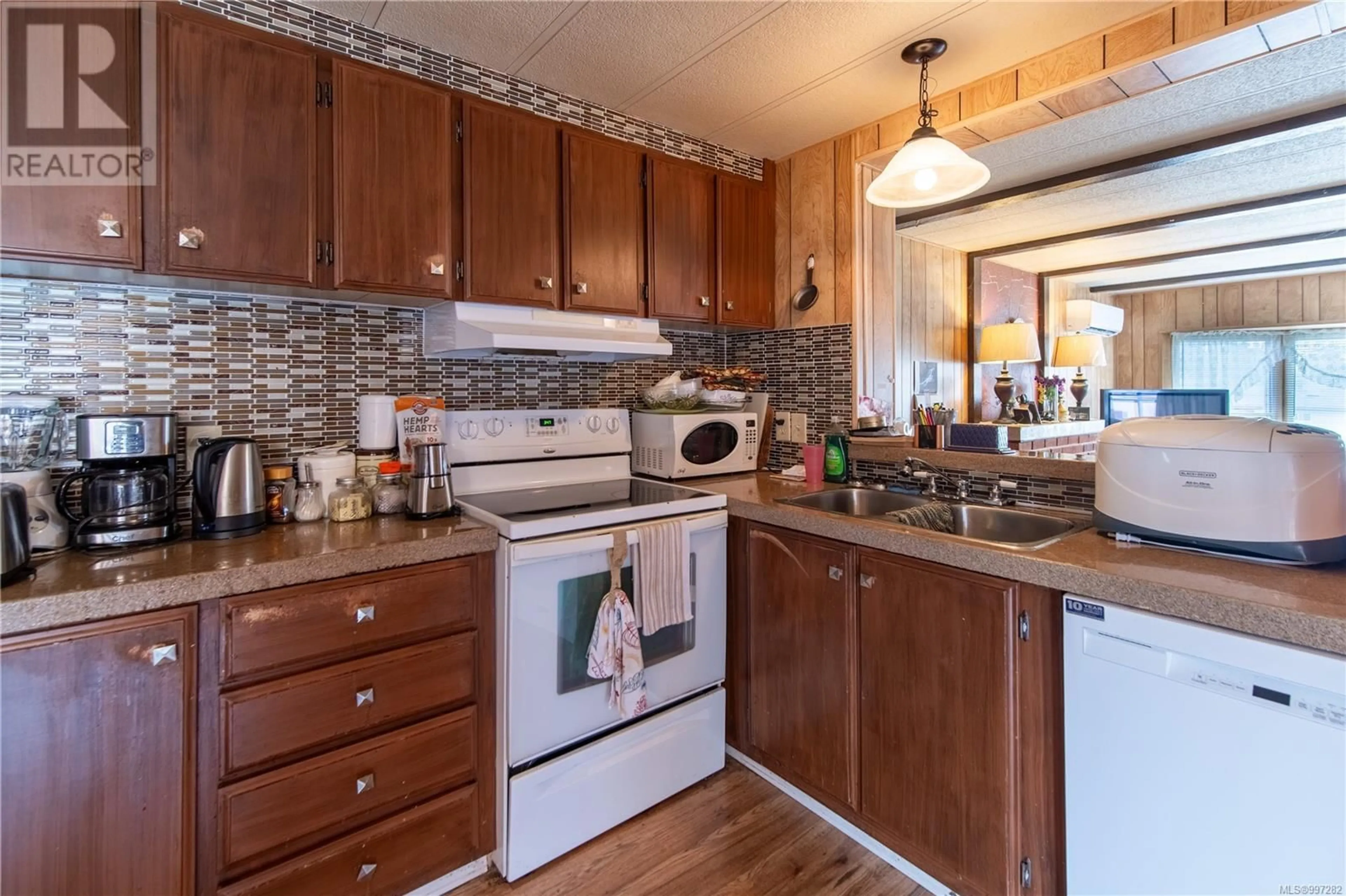 Standard kitchen, wood/laminate floor for 14 - 158 COOPER ROAD, View Royal British Columbia V9A7B3