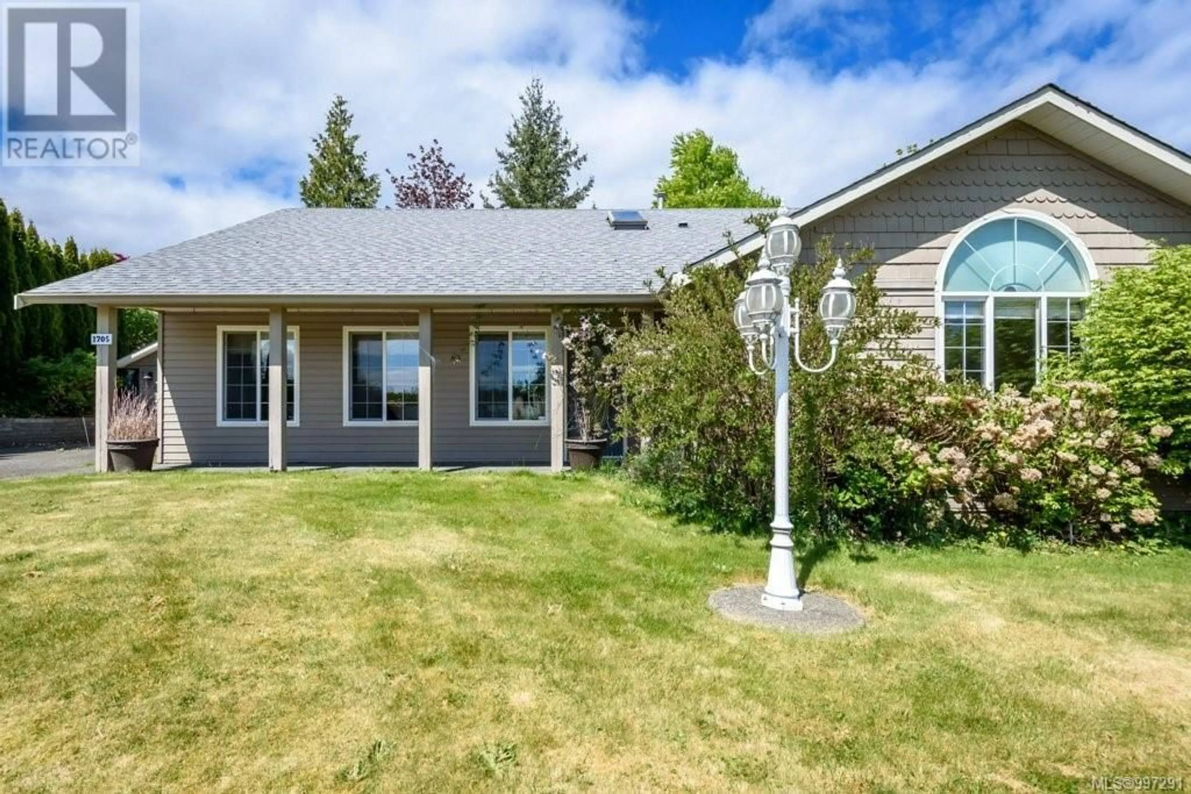 Home with vinyl exterior material, unknown for 1705 SWAN CRESCENT, Courtenay British Columbia V9N9A7