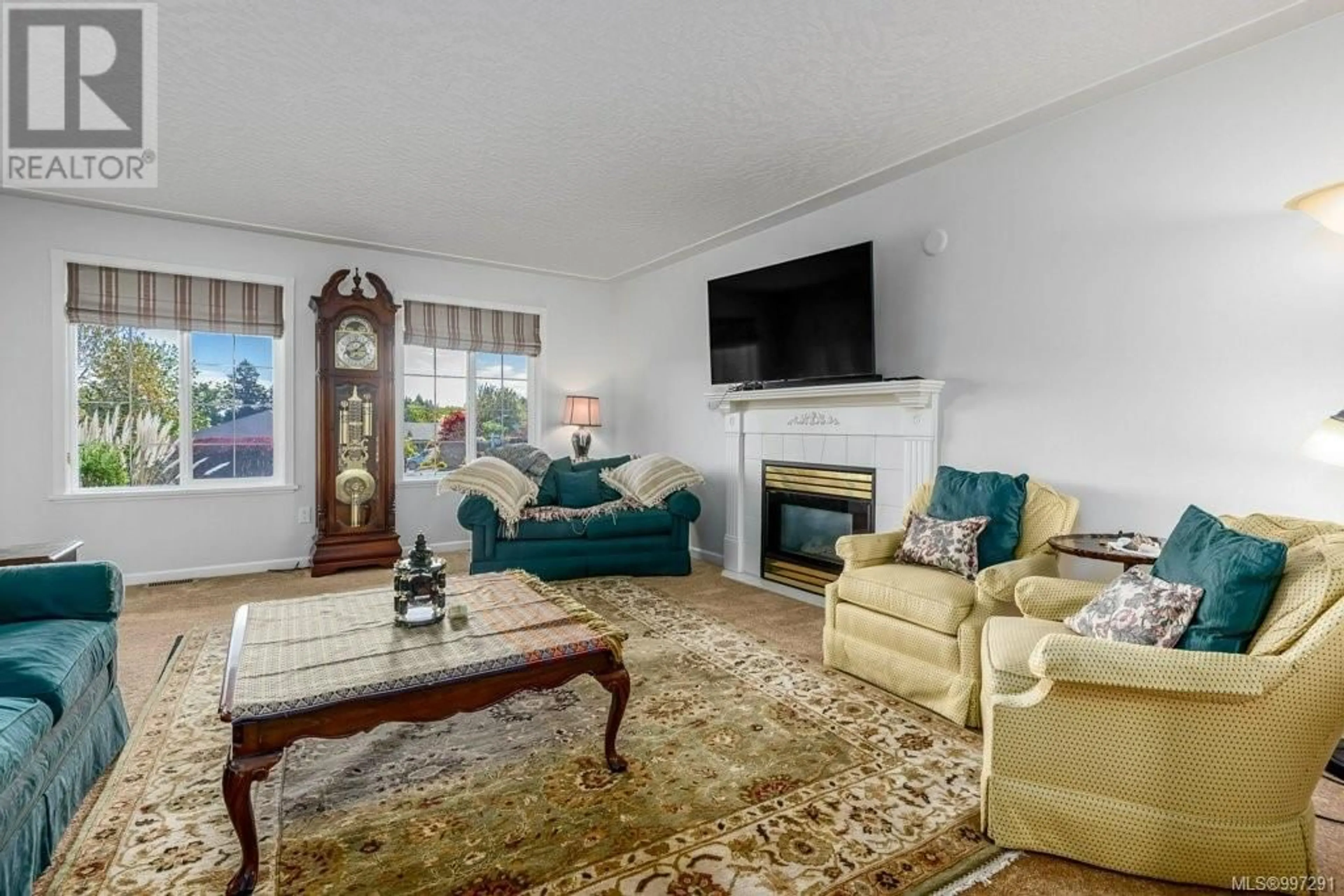 Living room with furniture, carpet floor for 1705 SWAN CRESCENT, Courtenay British Columbia V9N9A7