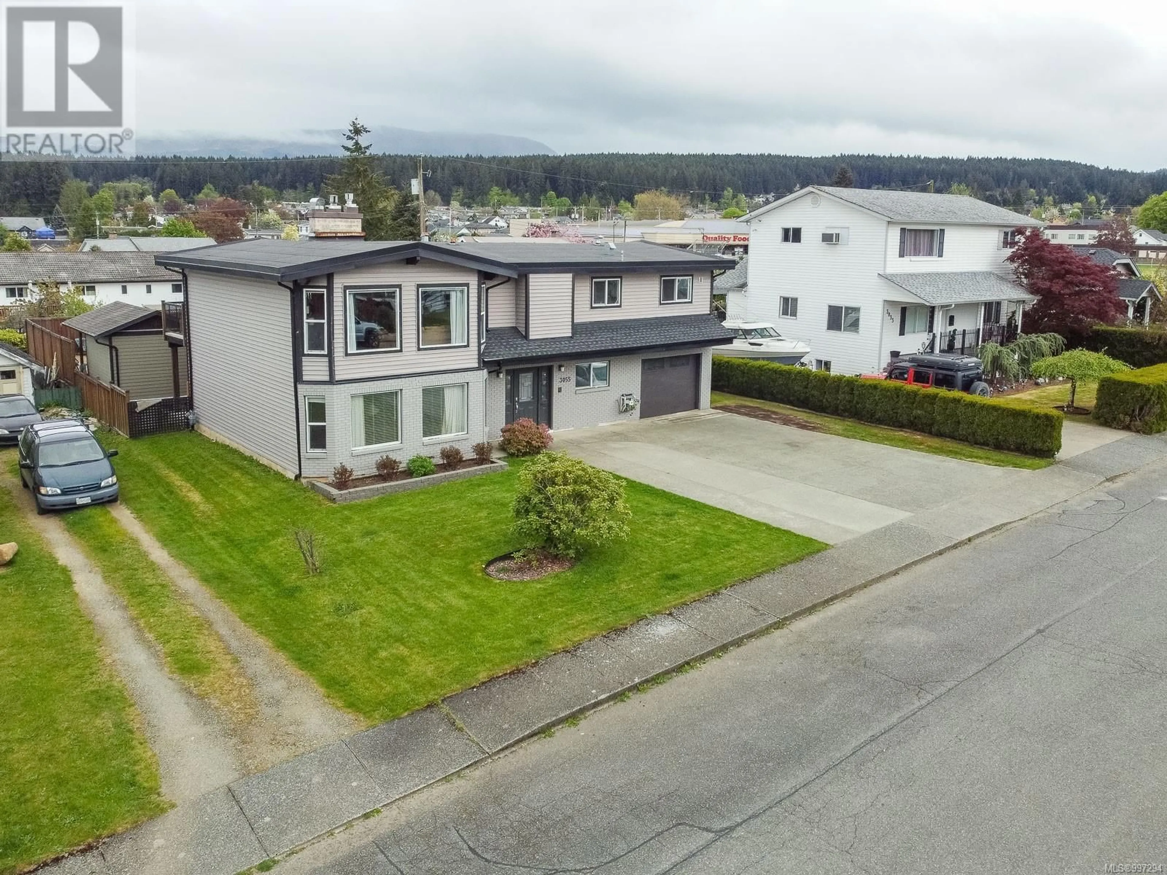 A pic from outside/outdoor area/front of a property/back of a property/a pic from drone, street for 3055 9TH AVENUE, Port Alberni British Columbia V9Y2M1