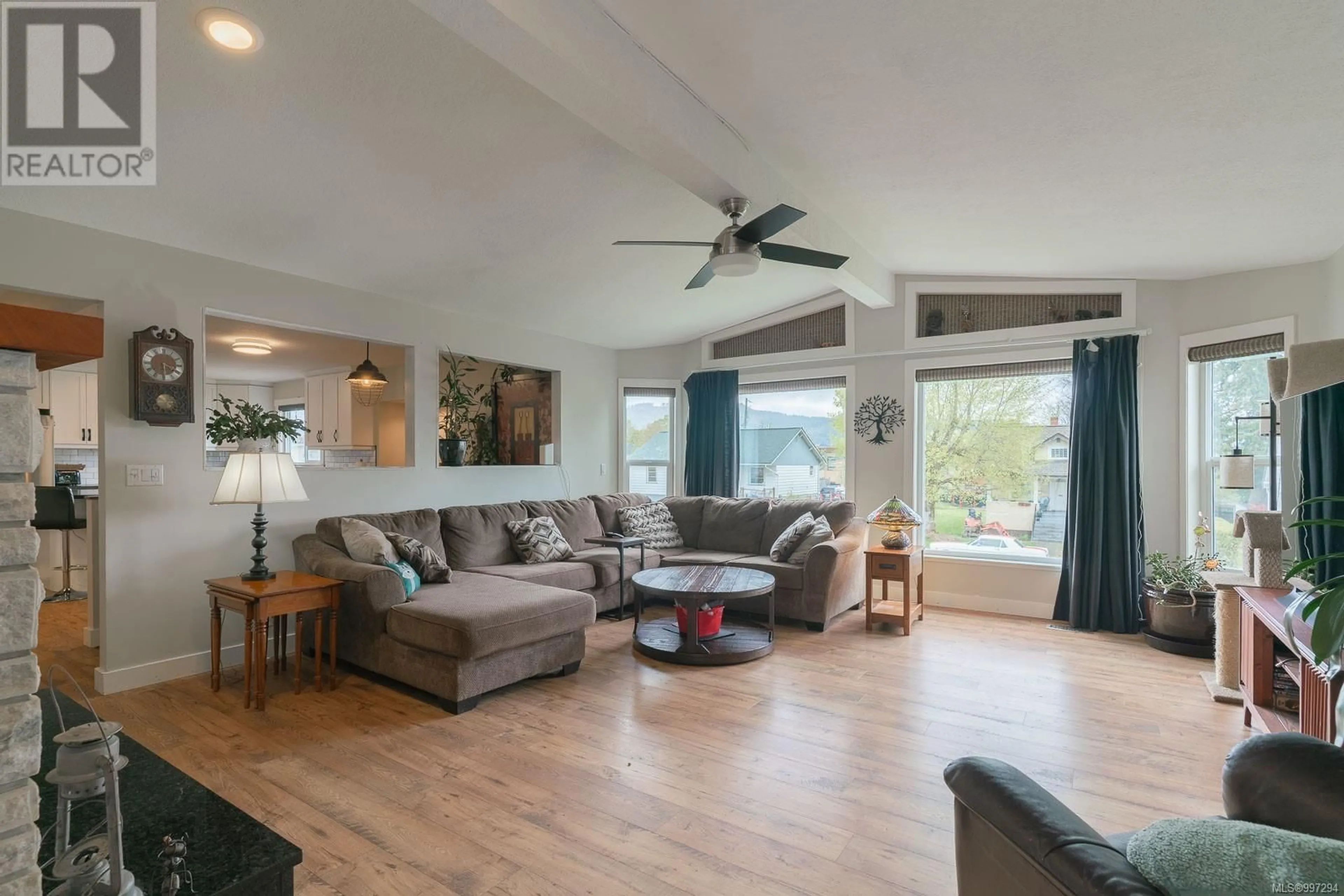 Living room with furniture, wood/laminate floor for 3055 9TH AVENUE, Port Alberni British Columbia V9Y2M1