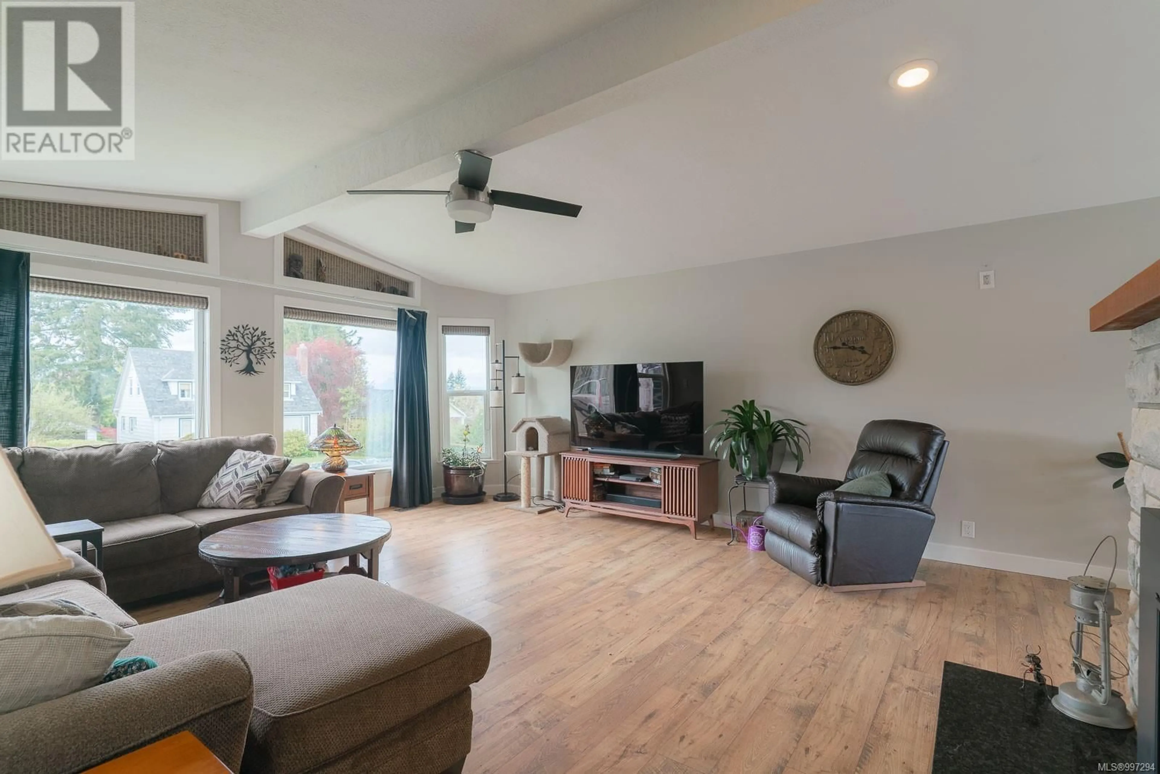 Living room with furniture, wood/laminate floor for 3055 9TH AVENUE, Port Alberni British Columbia V9Y2M1