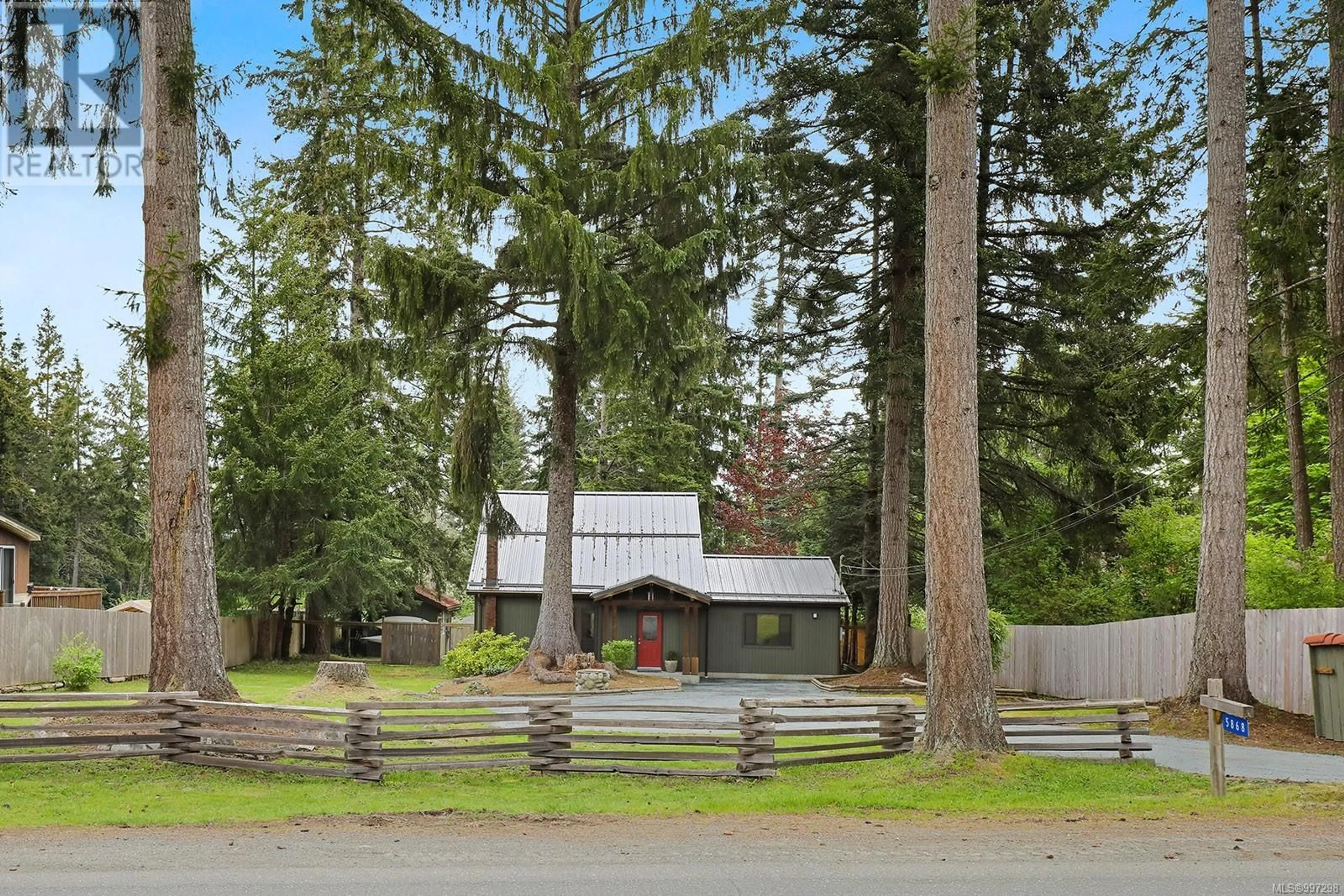 A pic from outside/outdoor area/front of a property/back of a property/a pic from drone, unknown for 5868 BATES ROAD, Courtenay British Columbia V9J1W6