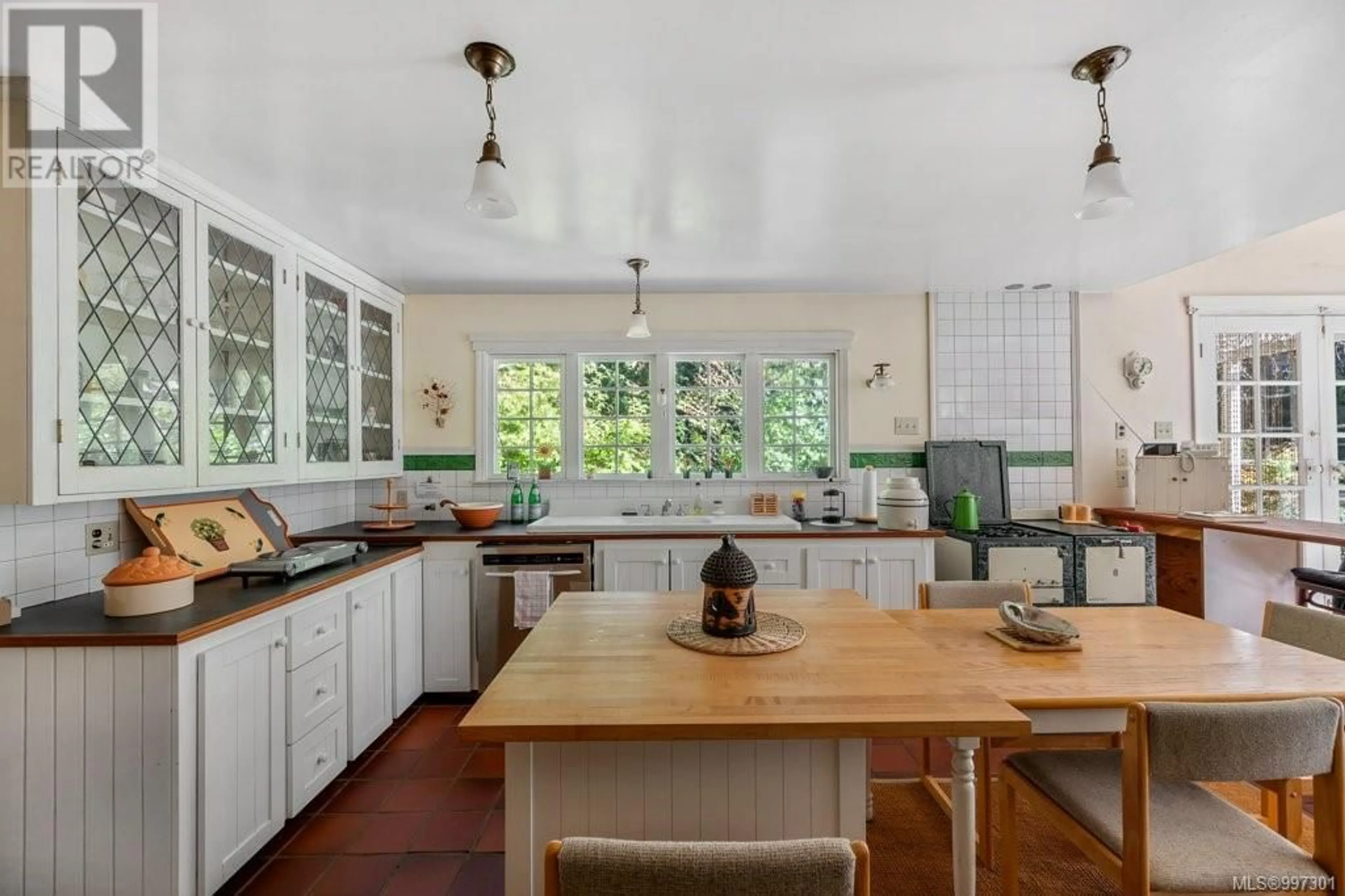 Open concept kitchen, ceramic/tile floor for 1 MOREWATER ROAD, Lasqueti Island British Columbia V0R2J0