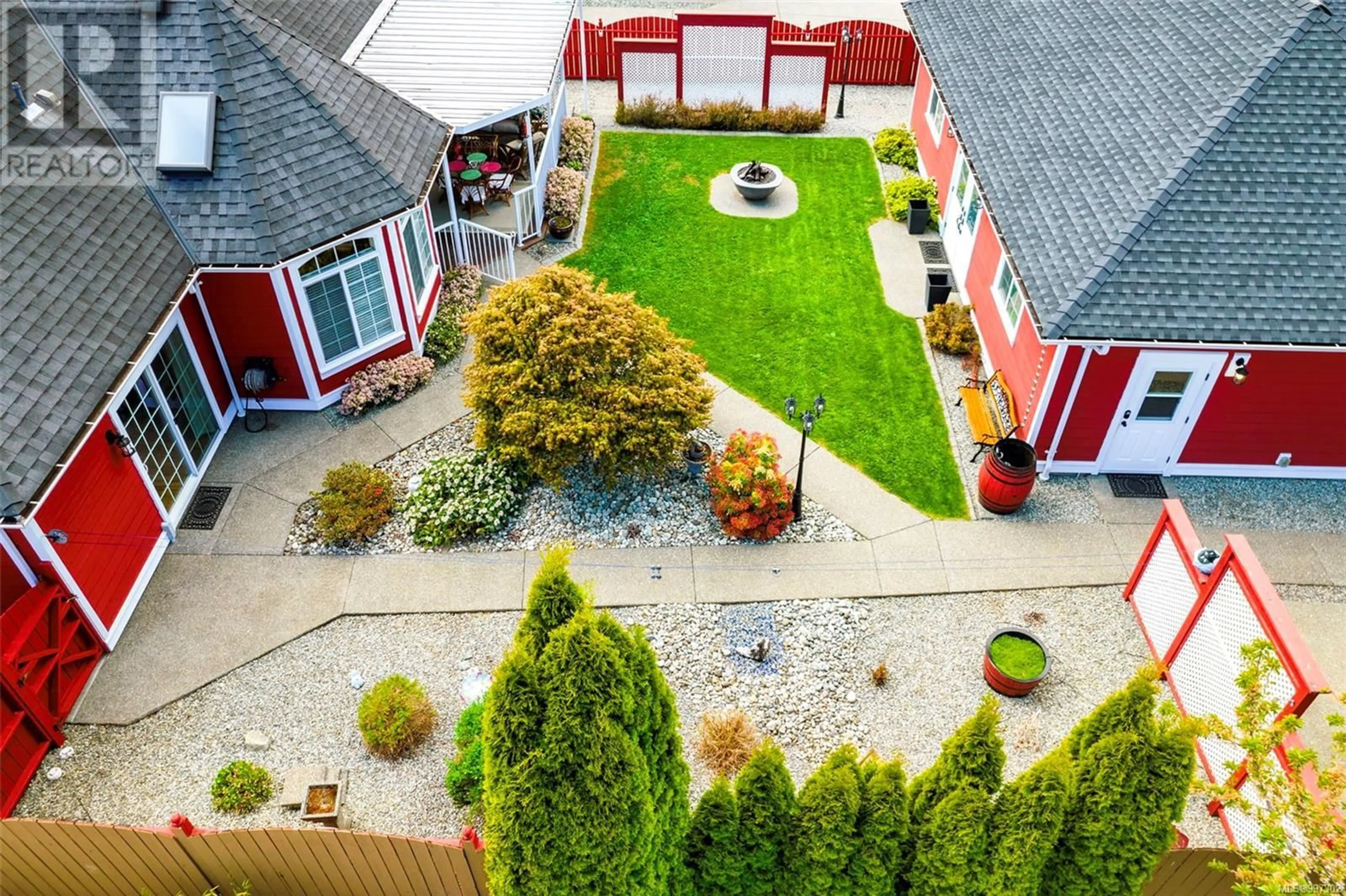 A pic from outside/outdoor area/front of a property/back of a property/a pic from drone, street for 5570 WOODLAND CRESCENT, Port Alberni British Columbia V9Y8E6