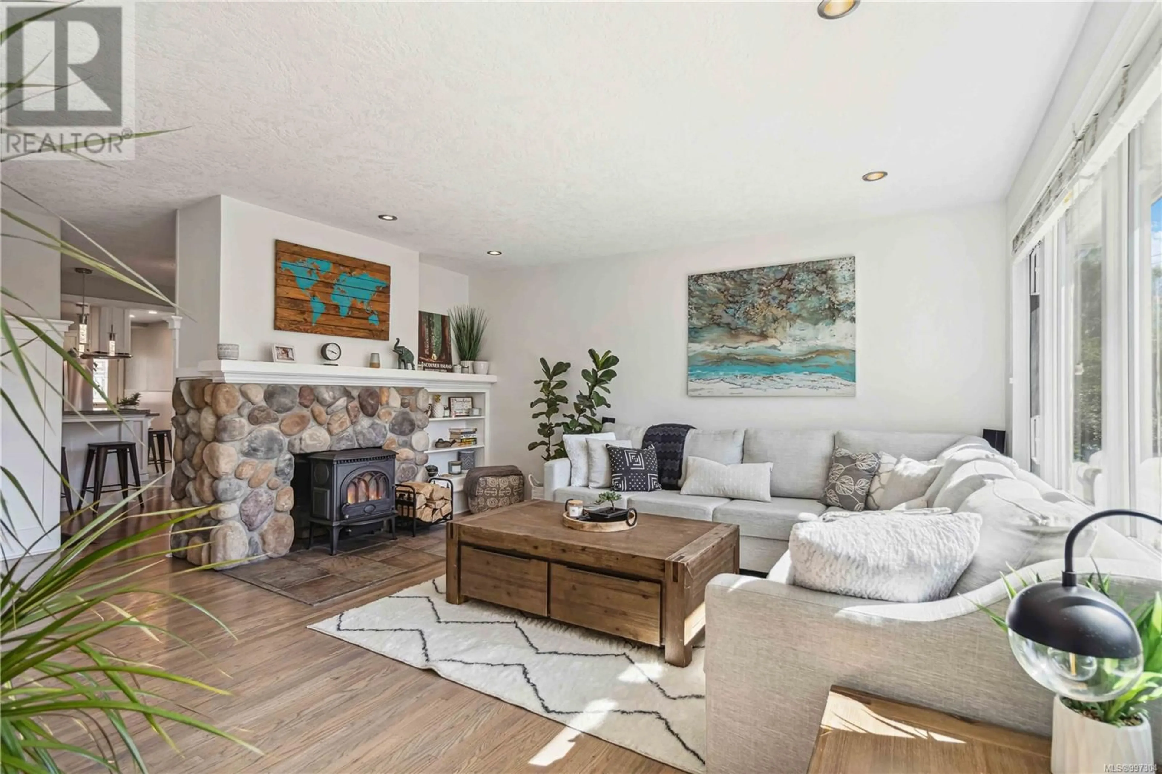 Living room with furniture, wood/laminate floor for 3127 RUTLEDGE STREET, Victoria British Columbia V8X1N3
