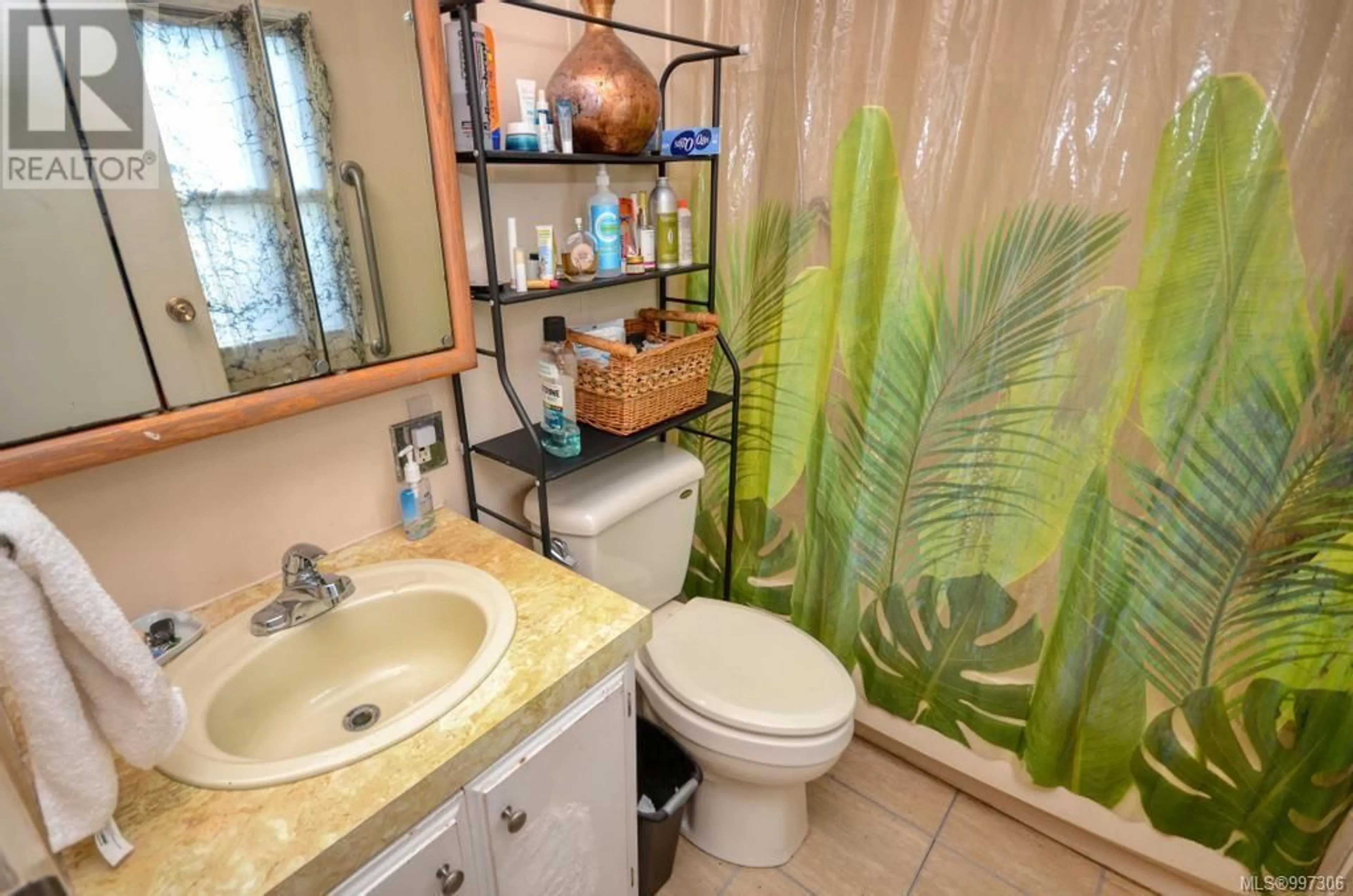 Standard bathroom, ceramic/tile floor for 13 - 1525 MIDDLE ROAD, Esquimalt British Columbia V9A0E4