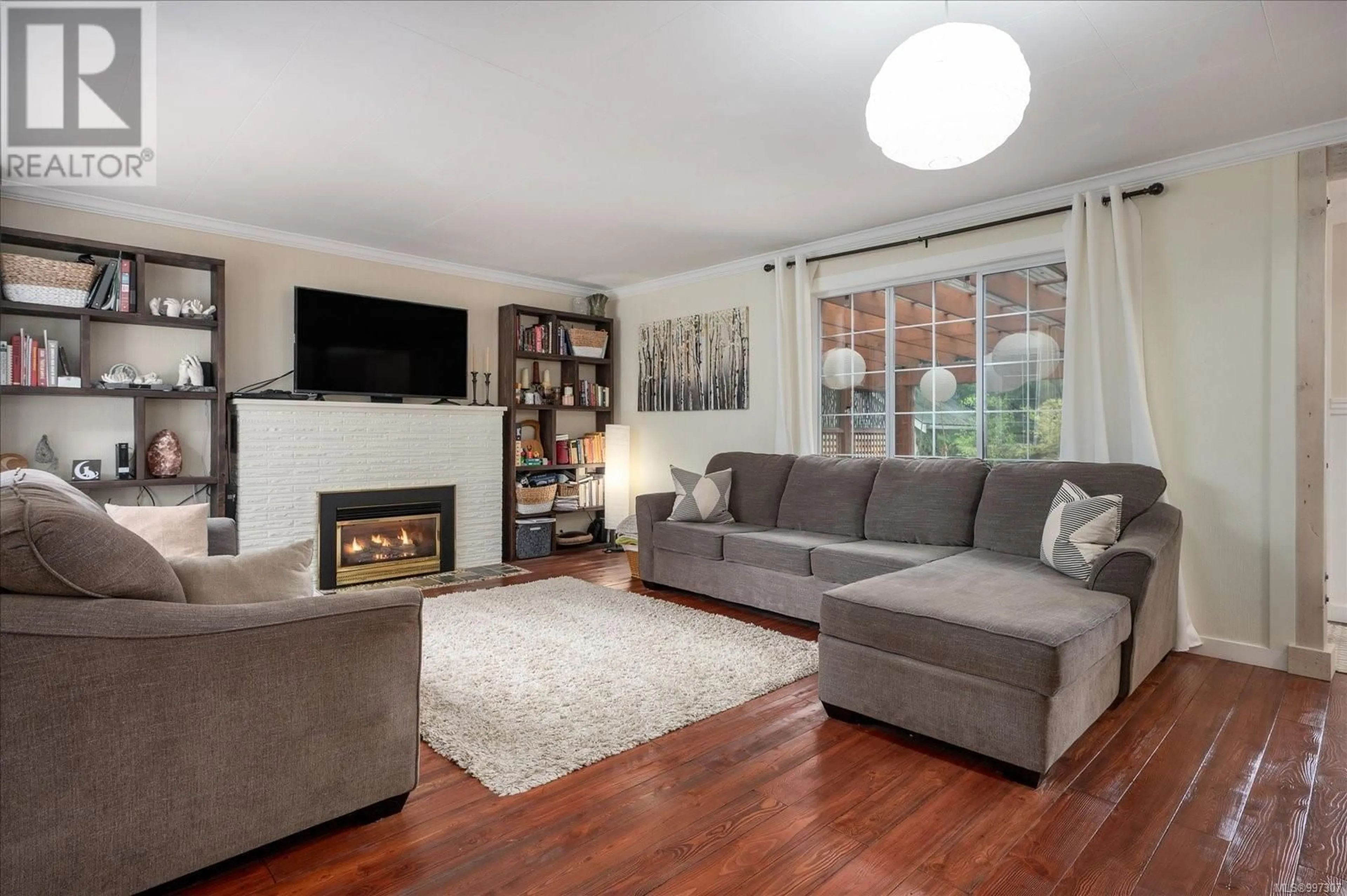 Living room with furniture, wood/laminate floor for 4800 ISLAND HIGHWAY WEST, Qualicum Beach British Columbia V9K1Y9