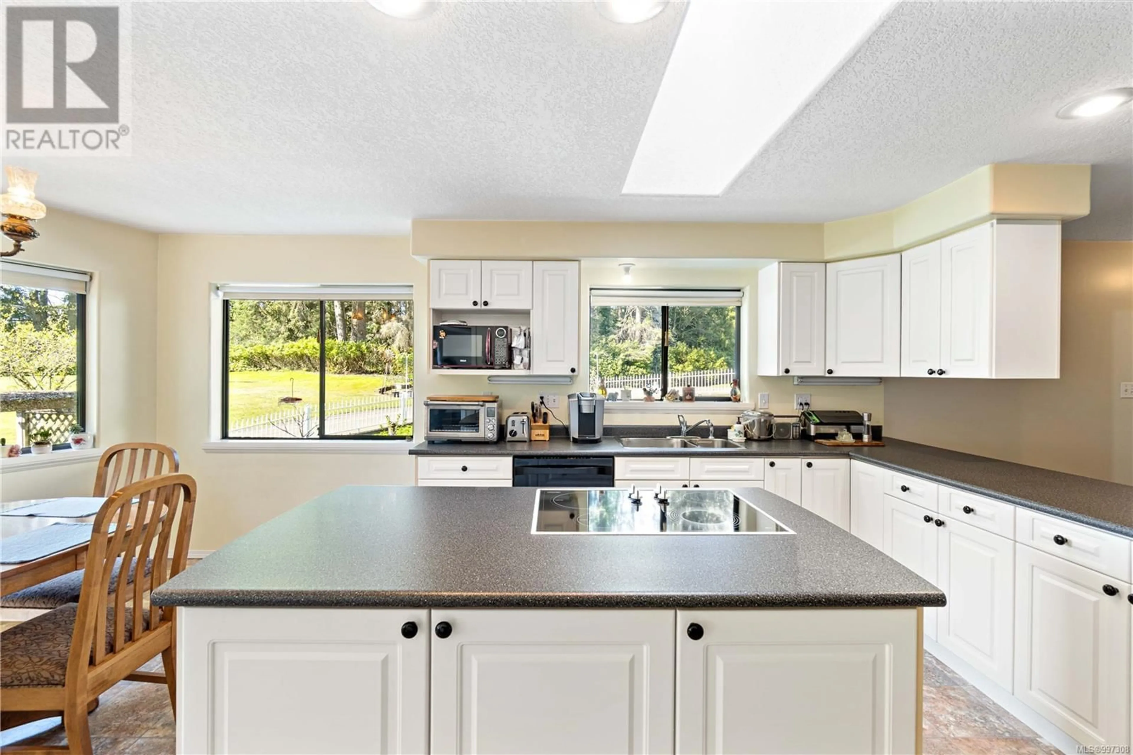 Open concept kitchen, ceramic/tile floor for 2369 SOUTH WELLINGTON ROAD, Nanaimo British Columbia V9X1S4
