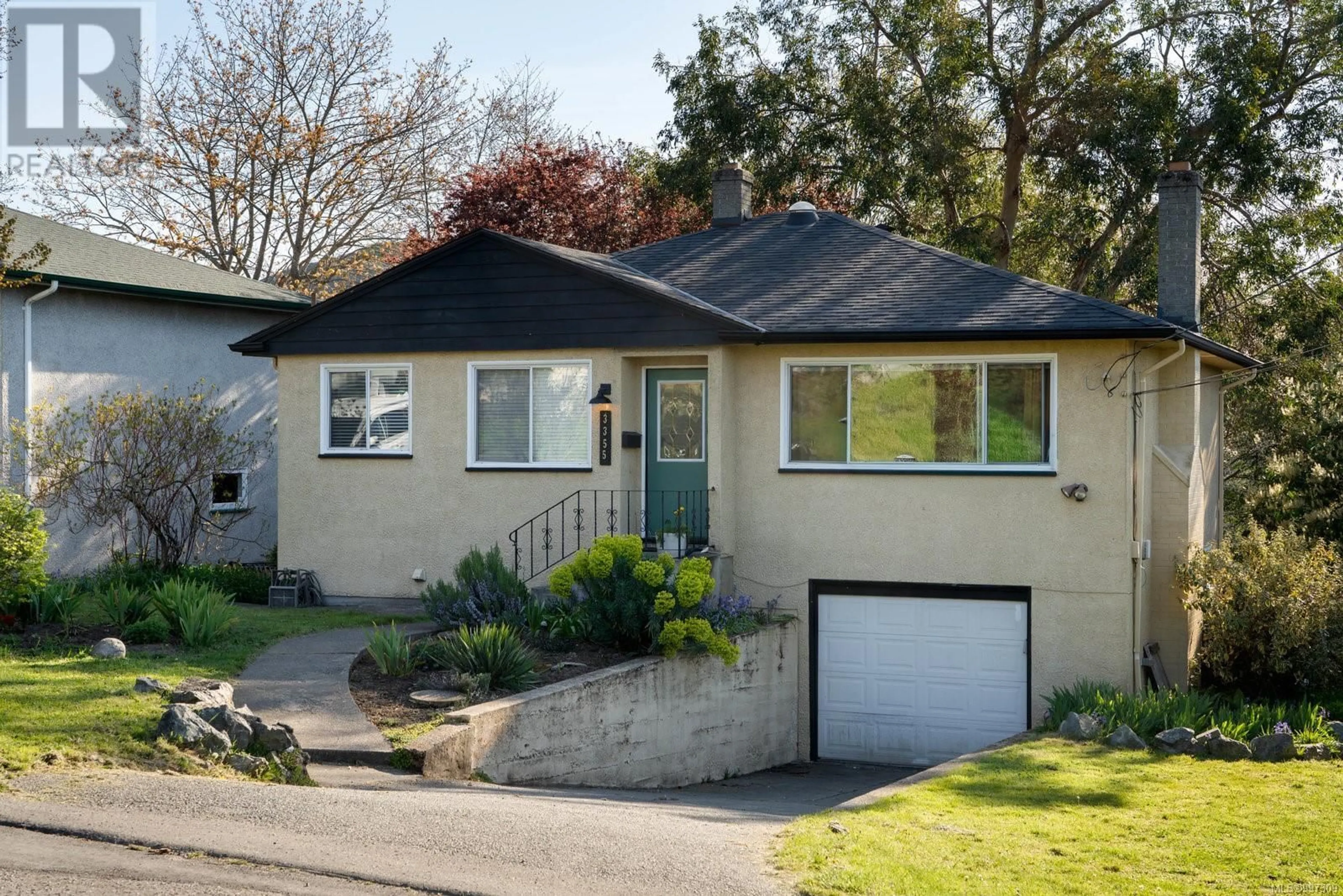 Home with vinyl exterior material, street for 3355 WORDSWORTH STREET, Saanich British Columbia V8P4C1