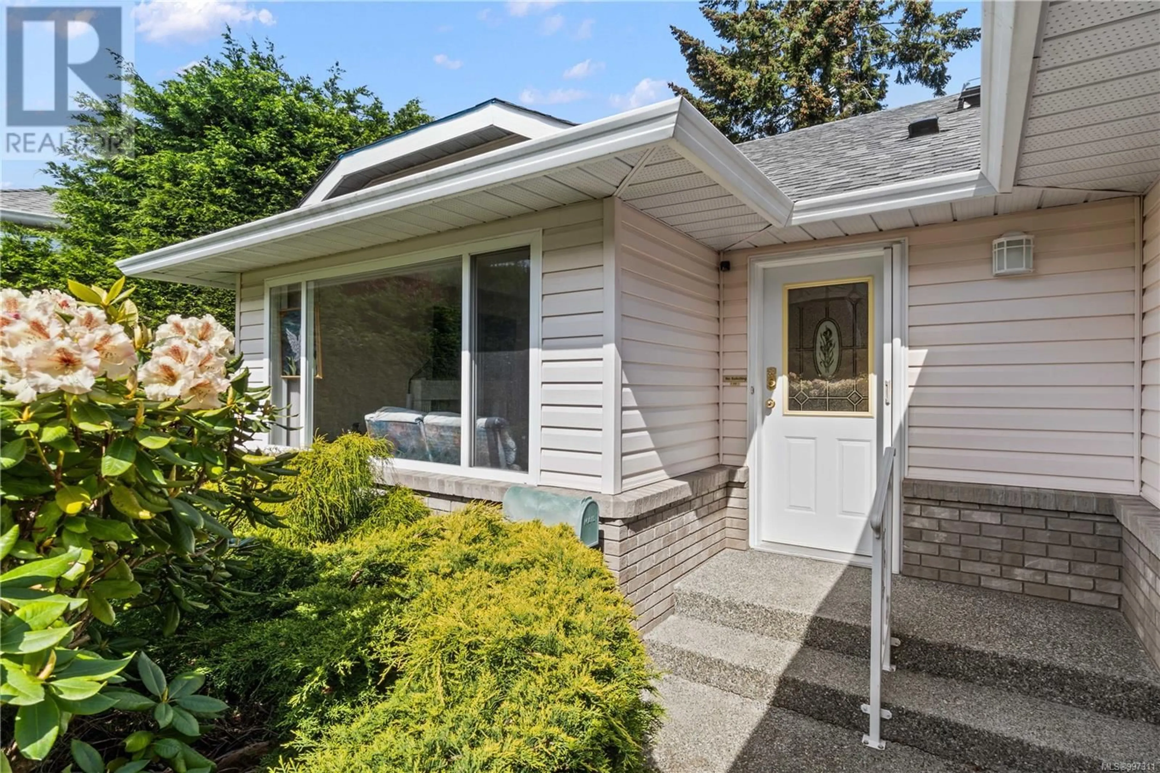 Home with vinyl exterior material, street for 4884 LOGANS RUN, Nanaimo British Columbia V9V1N8