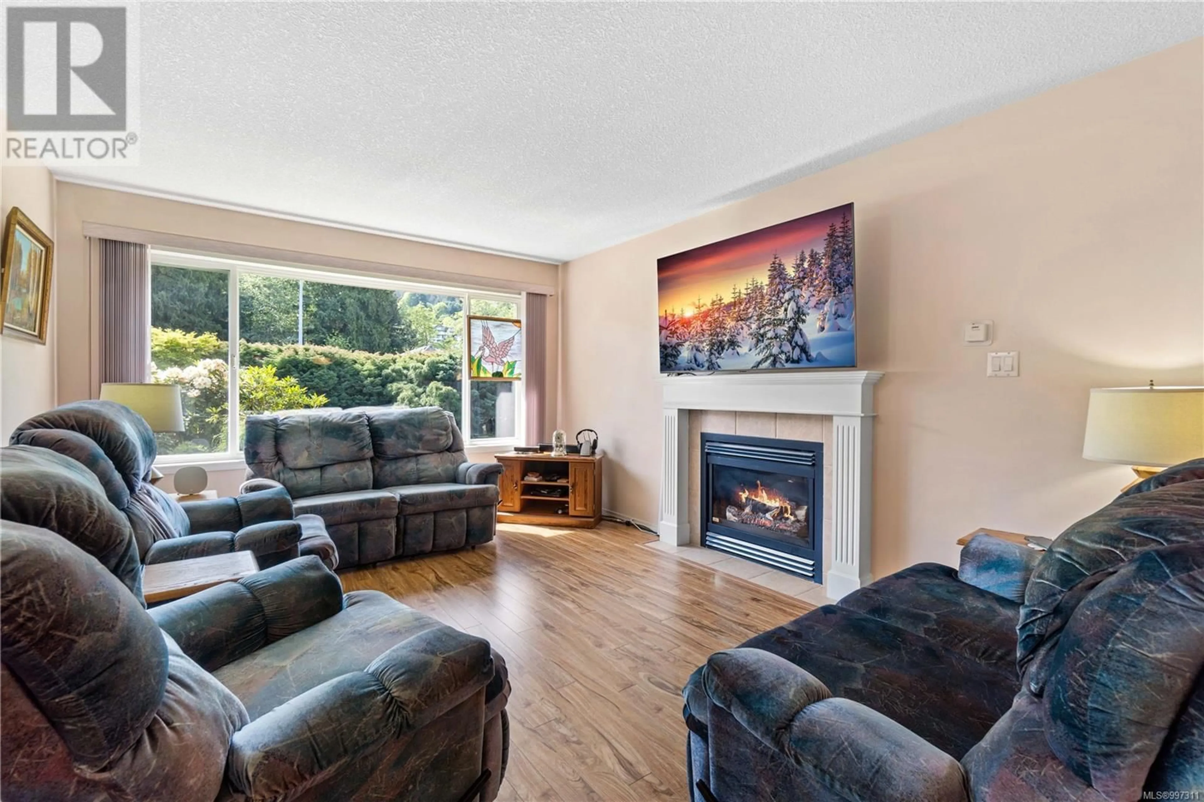 Living room with furniture, unknown for 4884 LOGANS RUN, Nanaimo British Columbia V9V1N8