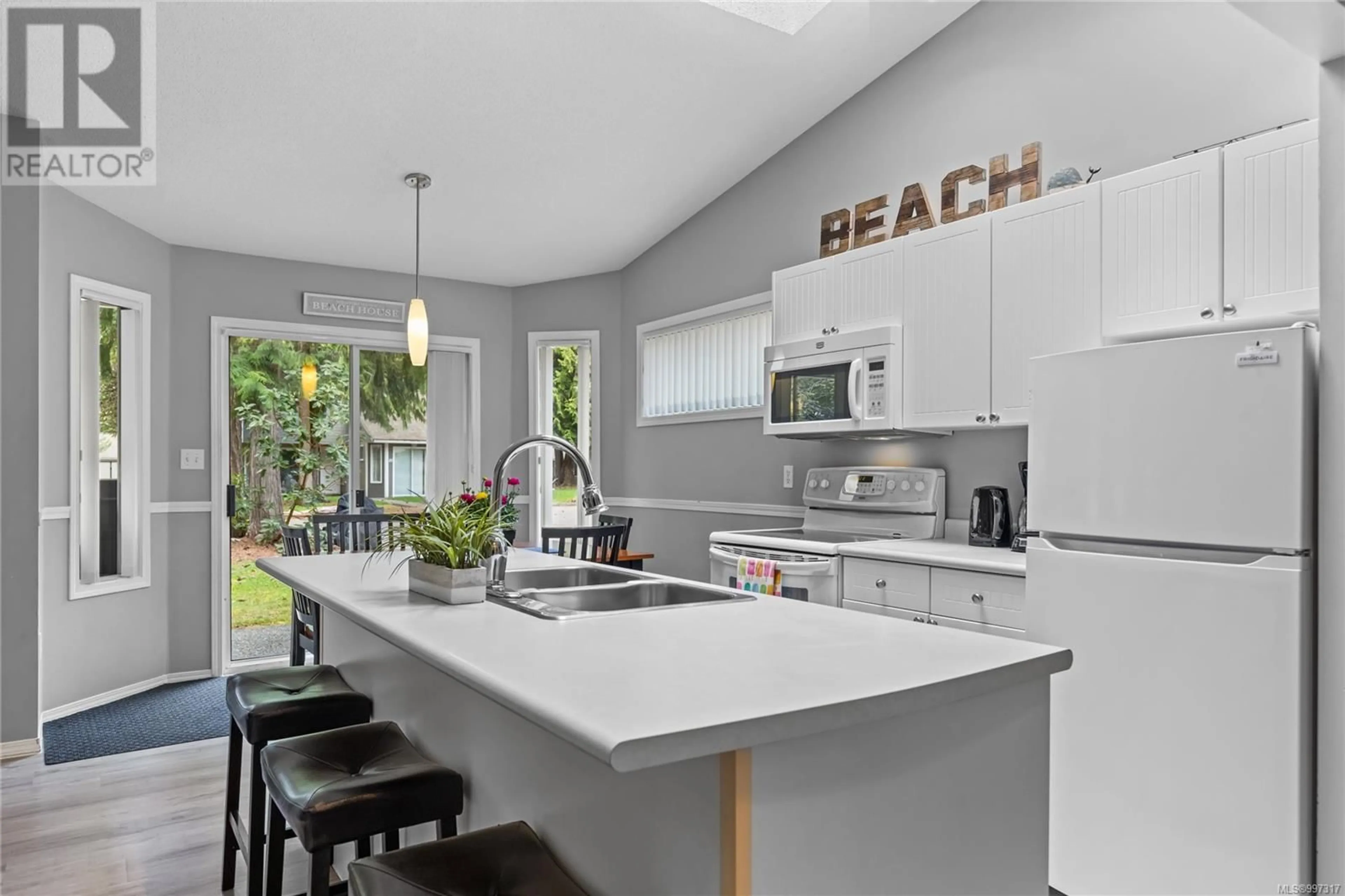 Open concept kitchen, ceramic/tile floor for 29 - 1135 RESORT DRIVE, Parksville British Columbia V9P2T6