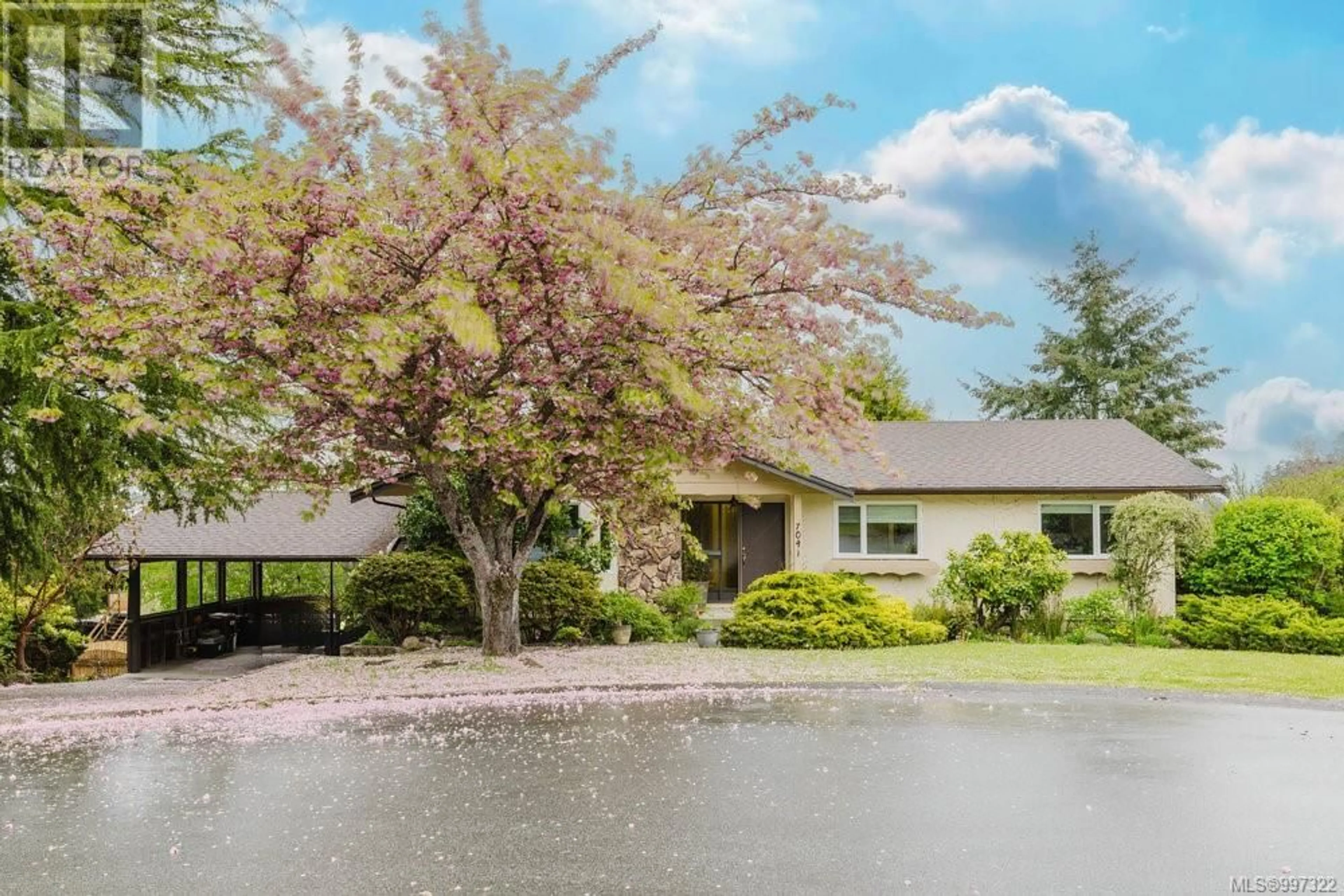 Home with vinyl exterior material, street for 7041 TAMARIN PLACE, Central Saanich British Columbia V8M1G6
