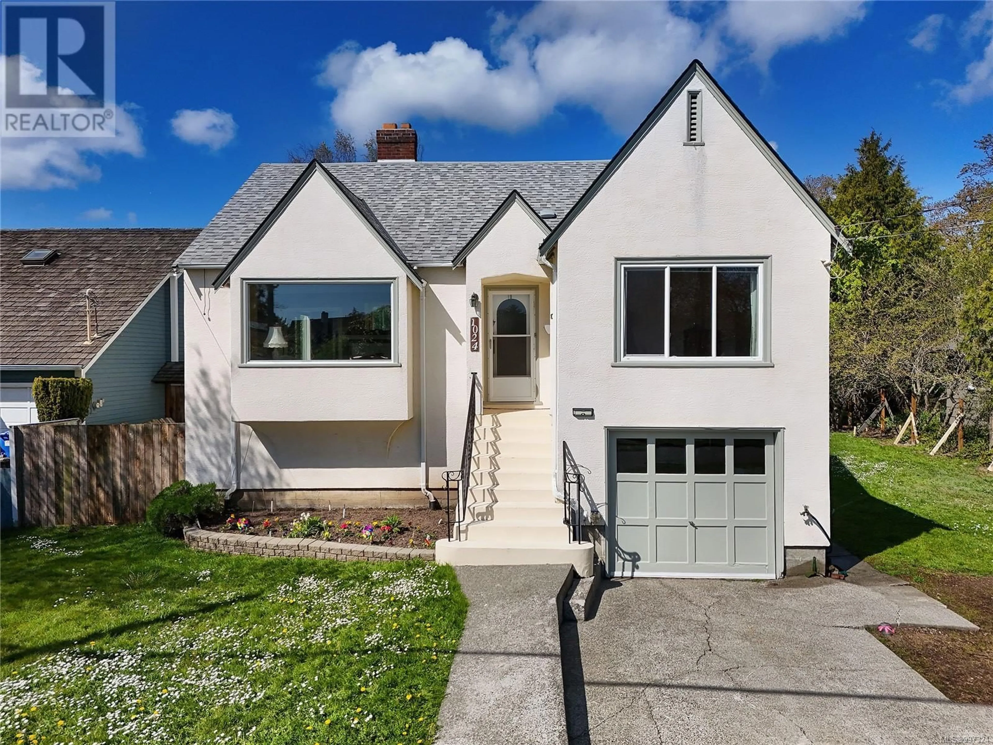 Home with vinyl exterior material, street for 1024 TRANSIT ROAD, Oak Bay British Columbia V8S5A2
