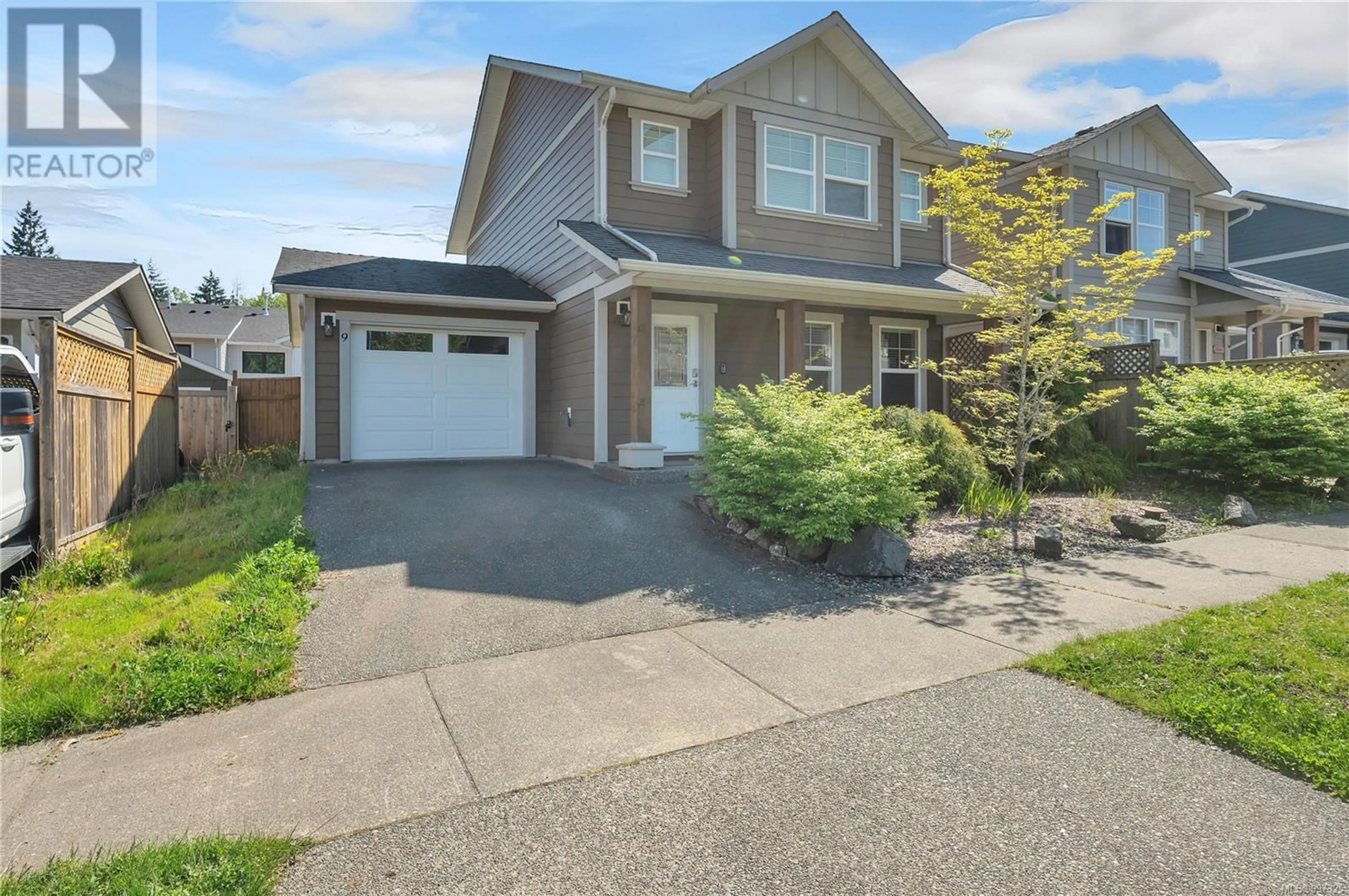 Home with vinyl exterior material, street for 9 - 1120 EVERGREEN ROAD, Campbell River British Columbia V9W0B1